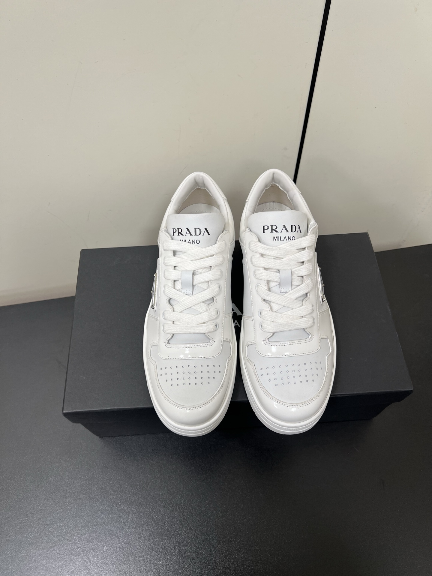 NO:263254,Men's Prada Downtown lace-up couple's shoes Song Jia and Li Xian same casual shoes (original development top version) Sporty style design and exquisite details. It is made of perforated leather, and the unique thick sole presents a unique modern style. The Prada logo is interpreted through different angles, decorated with the iconic enameled triangle metal logo, showing a unique classic style. The delivery counter is exquisitely packaged. Fabric: Original custom imported head layer cowhide/open-edge bead cowhide Inner: cowhide inner lining: original molded Tpu outsole Sole Thickness: 3cm Size: 35-35 (for women 40 men 45 custom-made without return or exchange), casual shoes/sports shoes, prada, sneakers, cowhide19860909男款Prada Downtown系带情侣板鞋宋佳李现同款休闲鞋（原版开发顶级版） 运动风设计搭配精致细节.采用穿孔皮革打造,个性的厚底呈现别具一格的现代风格.通过不同角度演绎Prada徽标,饰有标志性的涂珐琅三角形金属徽标,彰显别具一格的经典格调 配送专柜精美包装 面料: 原版定制进口头层牛皮/开边珠牛皮 内里: 牛皮内里 大底: 原版开模Tpu大底 底厚: 3cm Size: 35-35（女40男45定做不退换）,休闲鞋/运动鞋,prada,sneakers,cowhide,Women's Shoes