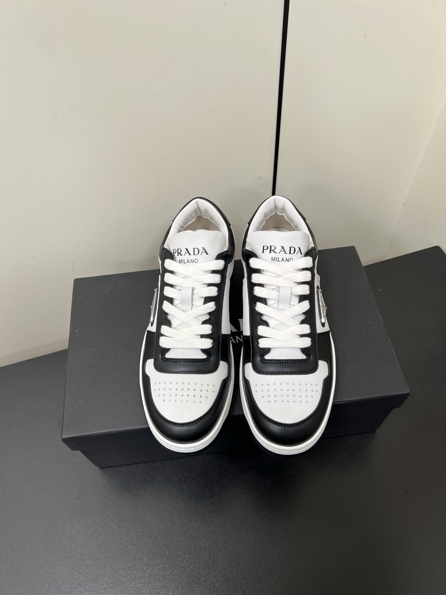 NO:263257,Men's Prada Downtown lace-up couple's shoes Song Jia and Li Xian same casual shoes (original development top version) Sporty style design and exquisite details. It is made of perforated leather, and the unique thick sole presents a unique modern style. The Prada logo is interpreted through different angles, decorated with the iconic enameled triangle metal logo, showing a unique classic style. The delivery counter is exquisitely packaged. Fabric: Original custom imported head layer cowhide/open-edge bead cowhide Inner: cowhide inner lining: original molded Tpu outsole Sole Thickness: 3cm Size: 35-35 (for women 40 men 45 custom-made without return or exchange), casual shoes/sports shoes, prada, sneakers, cowhide19860909男款Prada Downtown系带情侣板鞋宋佳李现同款休闲鞋（原版开发顶级版） 运动风设计搭配精致细节.采用穿孔皮革打造,个性的厚底呈现别具一格的现代风格.通过不同角度演绎Prada徽标,饰有标志性的涂珐琅三角形金属徽标,彰显别具一格的经典格调 配送专柜精美包装 面料: 原版定制进口头层牛皮/开边珠牛皮 内里: 牛皮内里 大底: 原版开模Tpu大底 底厚: 3cm Size: 35-35（女40男45定做不退换）,休闲鞋/运动鞋,prada,sneakers,cowhide,Women's Shoes