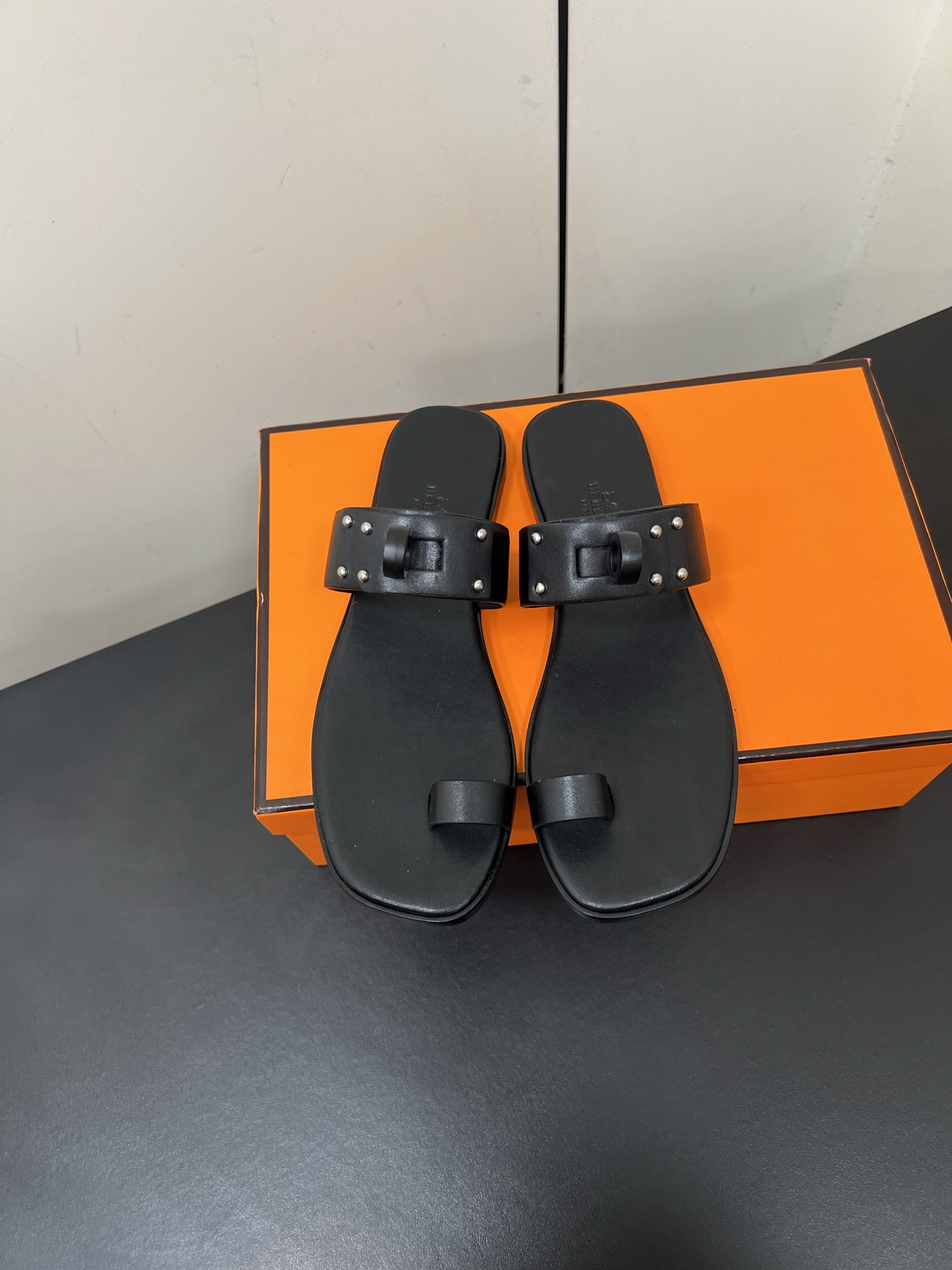 NO:263248,Hermes classic Kelly button sandals, extremely retro design, strong exotic style, full of fashionable feeling, and a tone for casual wear. Simple styles are great if you match them with high-end feel. It is hard not to love the versatile color and smooth lines!  The fabric is made of custom imported cowhide, the inner foot pads are all lambskin, Italian imported cowhide, outsole, Size35-39 (40 customized), split-toed shoes, hermes, hermes, slippers, cowhide, sheepskin19860909Hermes 爱马仕经典Kelly扣凉拖鞋 极约复古的设计 浓厚的异域风情,时髦感十足、随便上脚都很有腔调 简简单单的款式随便搭配一下高级感就很棒 百搭的颜色流畅的线条很难不爱！ 面料采用定制进口牛皮 内里垫脚均为小羊皮 意大利进口牛皮大底 Size35-39(40定制）,分趾鞋,hermes,hermes,slippers,cowhide,sheepskin,Women's Shoes