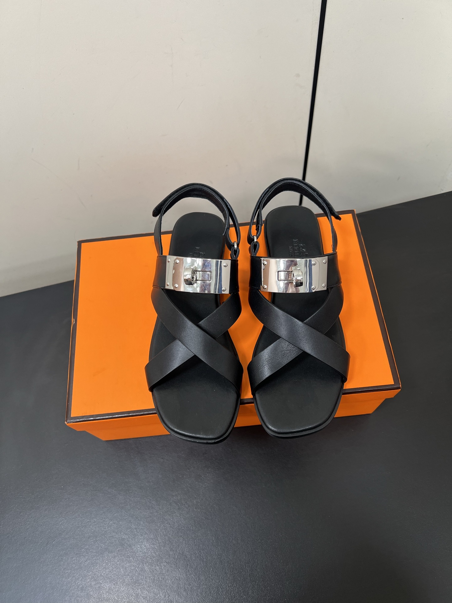 NO:263242,Hermes classic Kelly button sandals, extremely retro design, strong exotic style, full of fashionable feeling, and a tone for casual wear. Simple styles are great if you match them with high-end feel. It is hard not to like versatile colors and smooth lines!  The fabric is made of custom imported cowhide, the inner foot pads are all lambskin imported Italian cowhide sole Size35-39 (40 customization), sandals, hermes, hermes, sandals, cowhide, sheepskin19860909Hermes 爱马仕经典Kelly扣凉鞋 极约复古的设计 浓厚的异域风情,时髦感十足、随便上脚都很有腔调 简简单单的款式随便搭配一下高级感就很棒 百搭的颜色流畅的线条很难不爱！ 面料采用定制进口牛皮 内里垫脚均为小羊皮 意大利进口牛皮大底 Size35-39(40定制）,凉鞋,hermes,hermes,sandals,cowhide,sheepskin,Women's Shoes