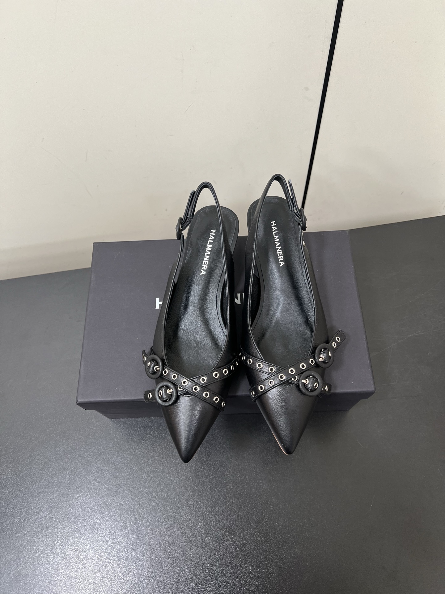 NO:263245,HALMANERA 25 spring and summer new cat heel pointed buckle hollow sandals!  Super comfortable sandals!  The stylish and stylish taste of people with little thought to take off as soon as they get on!  The work is exquisite, both in terms of craftsmanship and comfort, and it is a superb one!  The work is exquisite, both in style and comfort, and it is a superb one!  The upper is made of mixed-bred sheepskin, inner footbed sheepskin imported from Italy, genuine leather outsole, heel height: 3.5cm, size: 35-40 (40 custom made, non-return and exchange), sandals, sandals, sheepskin, Leather soles19860909HALMANERA25春夏新款猫跟尖头扣带后空凉鞋！超级舒服的一款凉鞋！个性十足的潮味、让人一上脚就基本没有想脱下来的节奏！精工细作,无论是工艺上的还是舒适度,都是超级棒的一款！精工细作,无论是款式还是舒适度,都是超级棒的一款！ 鞋面采用混种羊皮 内里垫脚羊皮 意大利进口真皮大底 跟高:3.5cm 码数:35-40（40 定做不退换）,凉鞋,sandals,sheepskin,Leather soles,Women's Shoes