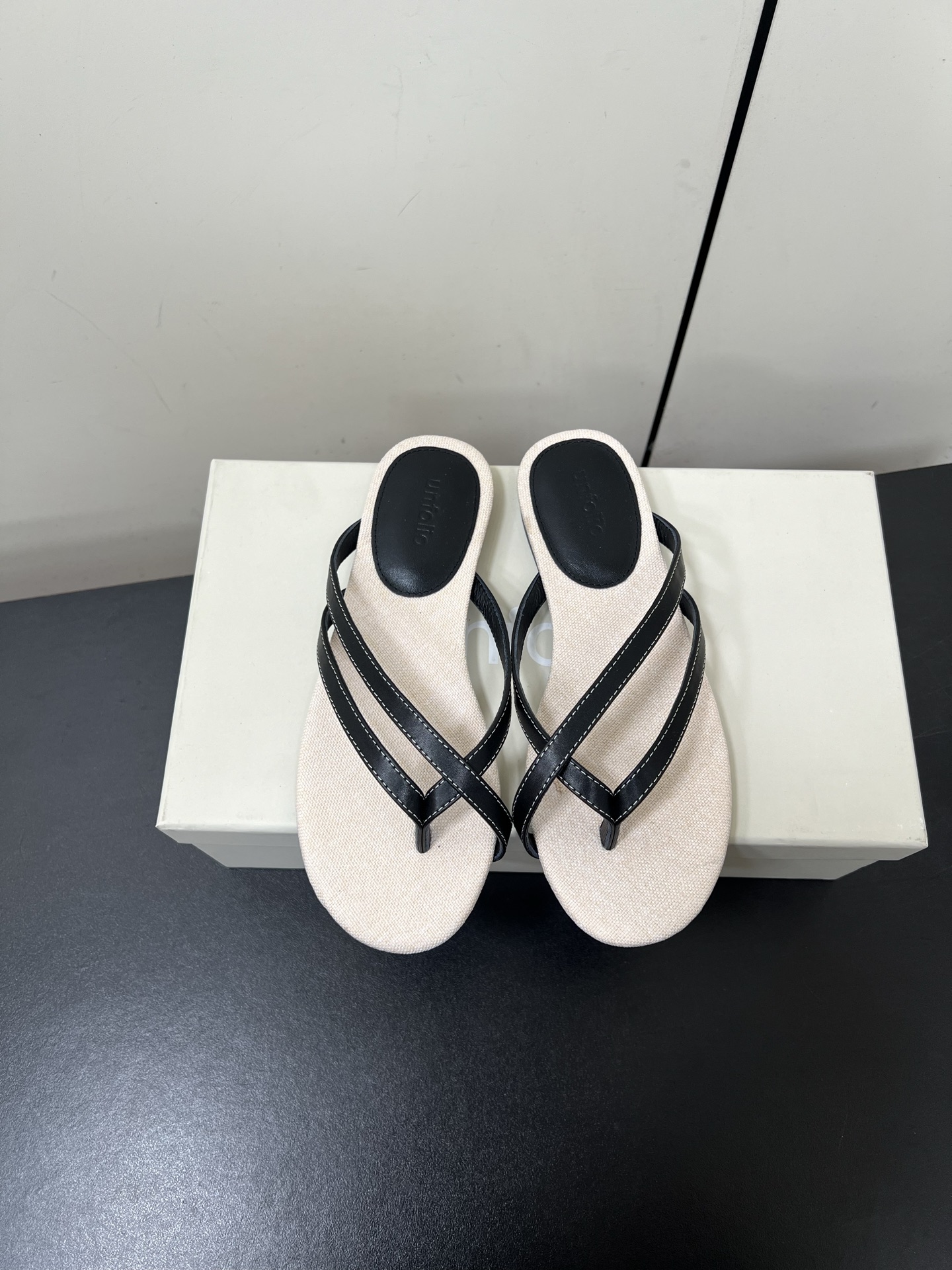 NO:263268,Unfolio 25ss Spring and Summer New Style, Minimalist Flat Flip Flops in Lines. Every boring daily life is decorated with colorful beauty and brilliance by these beautiful shoes. The feet are super light and the hand-woven inside is very retro. The upper is made of velvet, with minimalist lines and slender, making the feet look very beautiful!  !  All three colors are very versatile!  Material velvet/leather, numb inner lining, outsole, rubber outsole, shoe size 35-39/40, custom-made, no replacement, split-toe shoes19860909unfolio 25ss春夏新款 线条感极简平底人字拖 每个乏味的日常,都被这鞋漂亮的鞋子,点缀成彩色的美好与光芒,上脚超级轻便,手工内里编织非常具有复古感,鞋面由丝绒制成,线条极简纤细,上脚显的非常美丽！！三色都很百搭哦！ 材质丝绒/皮 内里麻木 大底橡胶大底 鞋码35-39/40定制不替换,分趾鞋,Women's Shoes