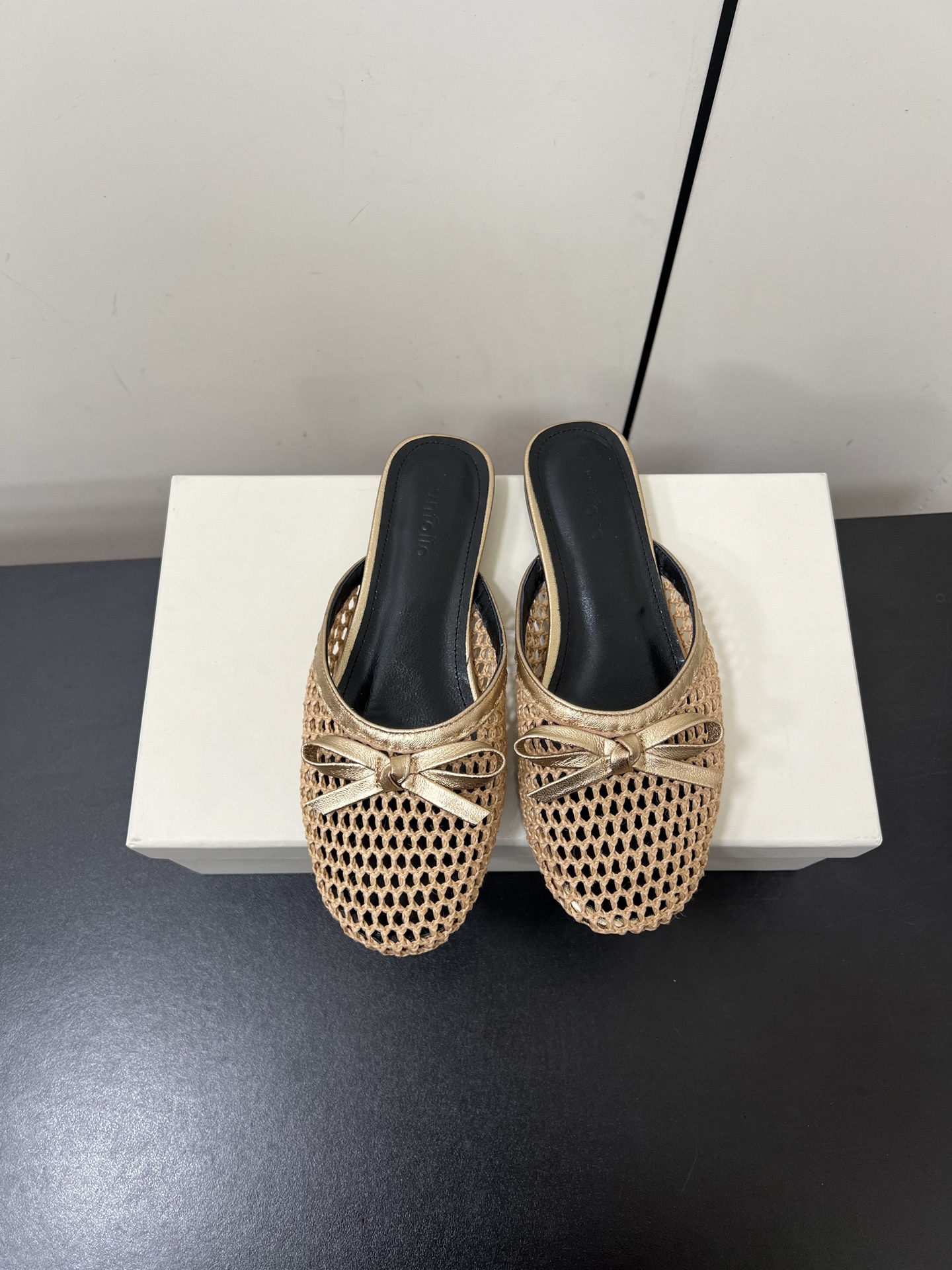 NO:263256,Unfolio 2025 | New fishing mesh bow Mary Jane/semi-torched knitted bow slippers - Upper design One-piece toe upper is woven by nylon and metal wire. The mesh structure is comfortable and breathable. The bow embellishes. Full of details. The foot pads of the air compressor logo are made of sheepskin. Soft and comfortable. Skin-friendly and durable. Sole design. Forefoot matte texture rubber sole. Wear-resistant, non-slip, and easy to care. Suitable for daily wear. Size35-41 (40.41 custom-made, non-return and exchange), semi-torched Mary Jane, mary jane, slippers, sheepskin19860909Unfolio 2025 ｜ 新品渔网面蝴蝶结玛丽珍/半拖 针织蝴蝶结拖鞋- 鞋面设计一片式包脚趾鞋面由尼龙和金属丝交织而成 网状结构舒适透气 蝴蝶结点缀之上 细节满满 空压徽标的垫脚为羊皮材质 柔软舒适 亲肤耐穿 鞋底设计 前掌磨砂质感橡胶鞋底 耐磨防滑、方便打理 适合日常高频率穿着 size35-41（40.41定制不退换）,半拖玛丽珍,mary jane,slippers,sheepskin,Women's Shoes