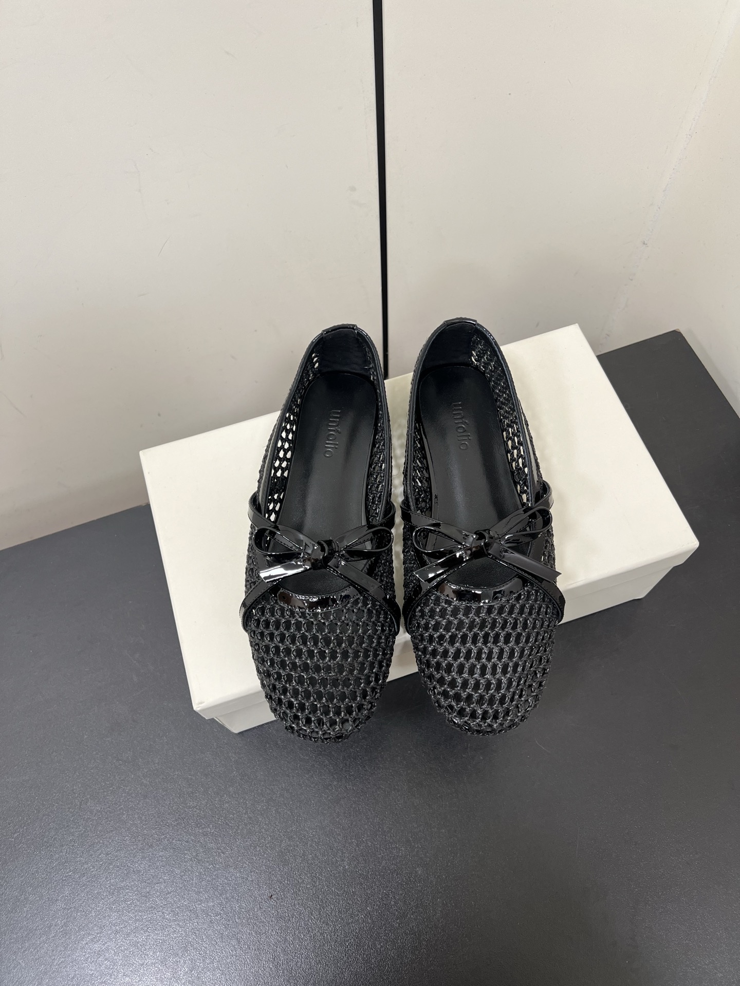 NO:263262,Unfolio 2025 | New mesh bow Mary Jane/semi-torched knitted bow single shoes - Upper design One-piece toe upper is woven by nylon and metal wire. The mesh structure is comfortable and breathable. The bow embellishes. Full of details. The foot pads of the air compressor logo are made of sheepskin. Soft and comfortable. Skin-friendly and durable. Sole design. Forefoot matte texture rubber sole. Wear-resistant, non-slip, and easy to care. Suitable for daily wear. Size35-41 (40.41 custom-made, non-return and exchange), semi-torched Mary Jane, mary jane, sheepskin19860909Unfolio 2025 ｜ 新品网面蝴蝶结玛丽珍/半拖 针织蝴蝶结单鞋- 鞋面设计一片式包脚趾鞋面由尼龙和金属丝交织而成 网状结构舒适透气 蝴蝶结点缀之上 细节满满 空压徽标的垫脚为羊皮材质 柔软舒适 亲肤耐穿 鞋底设计 前掌磨砂质感橡胶鞋底 耐磨防滑、方便打理 适合日常高频率穿着 size35-41（40.41定制不退换）,半拖玛丽珍,mary jane,sheepskin,Women's Shoes