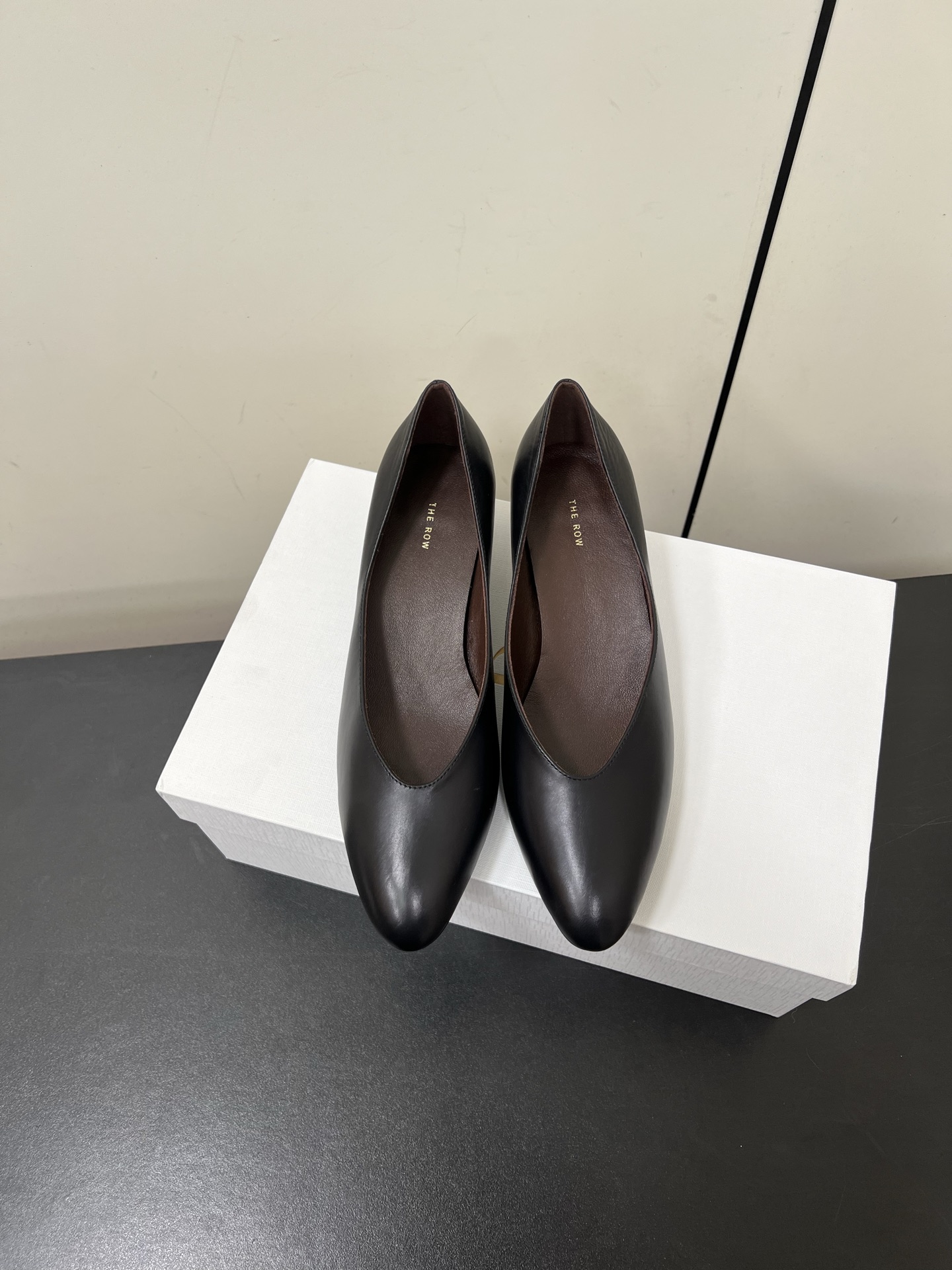 NO:263244,The row25s new retro kitten heel shoes, minimalist design style, presents a perfect blend of neatness and fusion. Whether it is leisure and vacation, elegant and intellectual, it is well controlled, more versatile and changeable than imagined, truly interpreting retro, modern and comfortable, a must-have for fashionable autumn and winter outfits!  Original custom imported fetal cowhide, all inner foot pads are sheepskin imported Italian cowhide, heel height 4cm, size 35-39 (40 customized), single shoes, cowhide, sheepskin19860909The row25s新品复古小猫跟单鞋 极简主义的设计风格 呈现的利落融合的很完美, 无论是休闲度假还是优雅知性 都驾驭得很好,比想象中更百搭多变 真正诠释了复古、摩登、舒适 秋冬时髦穿搭必备！ 原版定制进口胎牛皮 内里垫脚均为羊皮 意大利进口牛皮大底 跟高4cm 码数35-39（40定制）,单鞋,cowhide,sheepskin,Women's Shoes