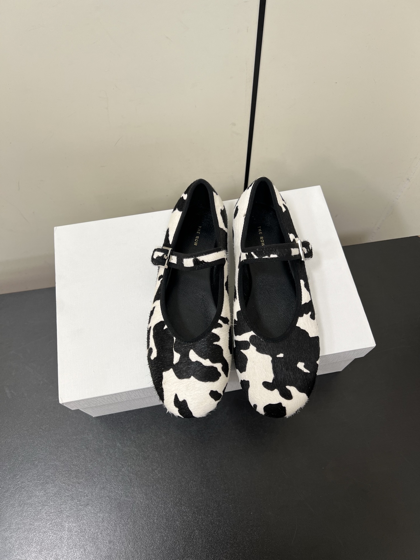 NO:263241,Therow's new color scheme for new season of flat-soled Mary Jane ballet single shoes. The most popular leopard-print horse-hair this year, an extremely low-key and very high-end brand. It never needs to use exaggerated logos to show itself. Only the simplest lines and the most advanced materials are to tell everyone's uniqueness. There is always a magic that gives women independence and confidence temperament. This is the row. Today, this Mary Jane directly closes her eyes and it is very soft. The soles are very comfortable and easy to wear. This single shoe is versatile all year round. It looks very beautiful with socks in autumn and winter, and is full of girlishness!  Fat and thin feet can be worn without picking on the feet Fabric: imported horsehair Inner: imported grain mixed sheepskin soft, comfortable and delicate Outsole: imported Italian cowhide sole TPU injection molding, high-end and non-slip Size: 35-40 (40 custom made without return), ballet shoes, mary jane, cowhide, sheepskin, socks19860909出马毛新配色啦Therow2025新季平底玛丽珍芭蕾单鞋 今年热度最火的豹纹马毛,一个极其低调且又非常高级的品牌,从来不需要用浮夸的logo来彰显自己,只有最简约的线条和最高级的材质 来告诉大家独特之处,永远都有种赋予女性独立而自信气质的魔力这就是the row,今天这款玛丽珍直接闭眼入它鞋底非常柔软,包子鞋特别舒适好穿,这种单鞋一年四季都百搭,秋冬搭配袜子都很好看,少女感满满！胖瘦脚型都可以穿不挑脚 面料:进口马毛 内里:进口粒面混种羊皮柔软舒适细腻  大底:进口意大利牛皮底前掌tpu注塑 高级又防滑 码数:35-40（40定制不退换）,芭蕾舞鞋,mary jane,cowhide,sheepskin,socks,Women's Shoes