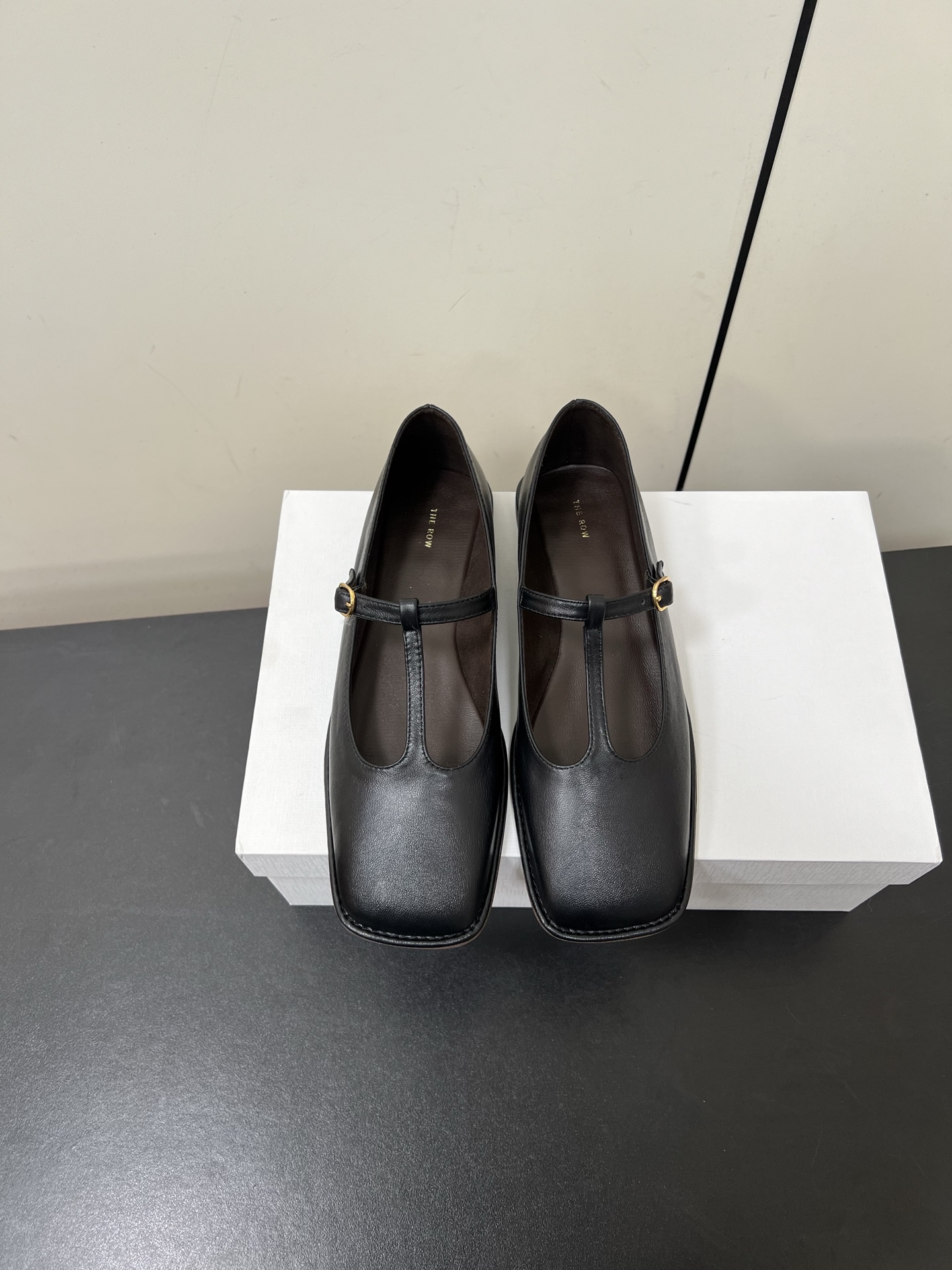 NO:263264,The Row 25 new square-head T-shaped flat-sole Mary Zhen. Two pairs of golden beauty need to be shared immediately. Super soft and glutinous leather, not tired. The soft sole is super comfortable. The flat-head is super personalized. Therow style is full of old money style. The upper is imported cowhide. The inner sheepskin, original rubber outsole. Size: #35-41 (40 41 custom made without return or exchange), Mary Zhen, mary jane, cowhide, sheepskin19860909The Row 25新款方头T字带平底玛丽珍 两双金灿灿的美丽需要立马分享 超级软糯的皮子,暴走不累 软底的超级舒服 大方头超级个性 Therow风十足 老钱风满满 鞋面采用进口牛皮 内里羊皮,原版橡胶大底 Size:#35-41（40 41定做不退换),玛丽珍,mary jane,cowhide,sheepskin,Women's Shoes