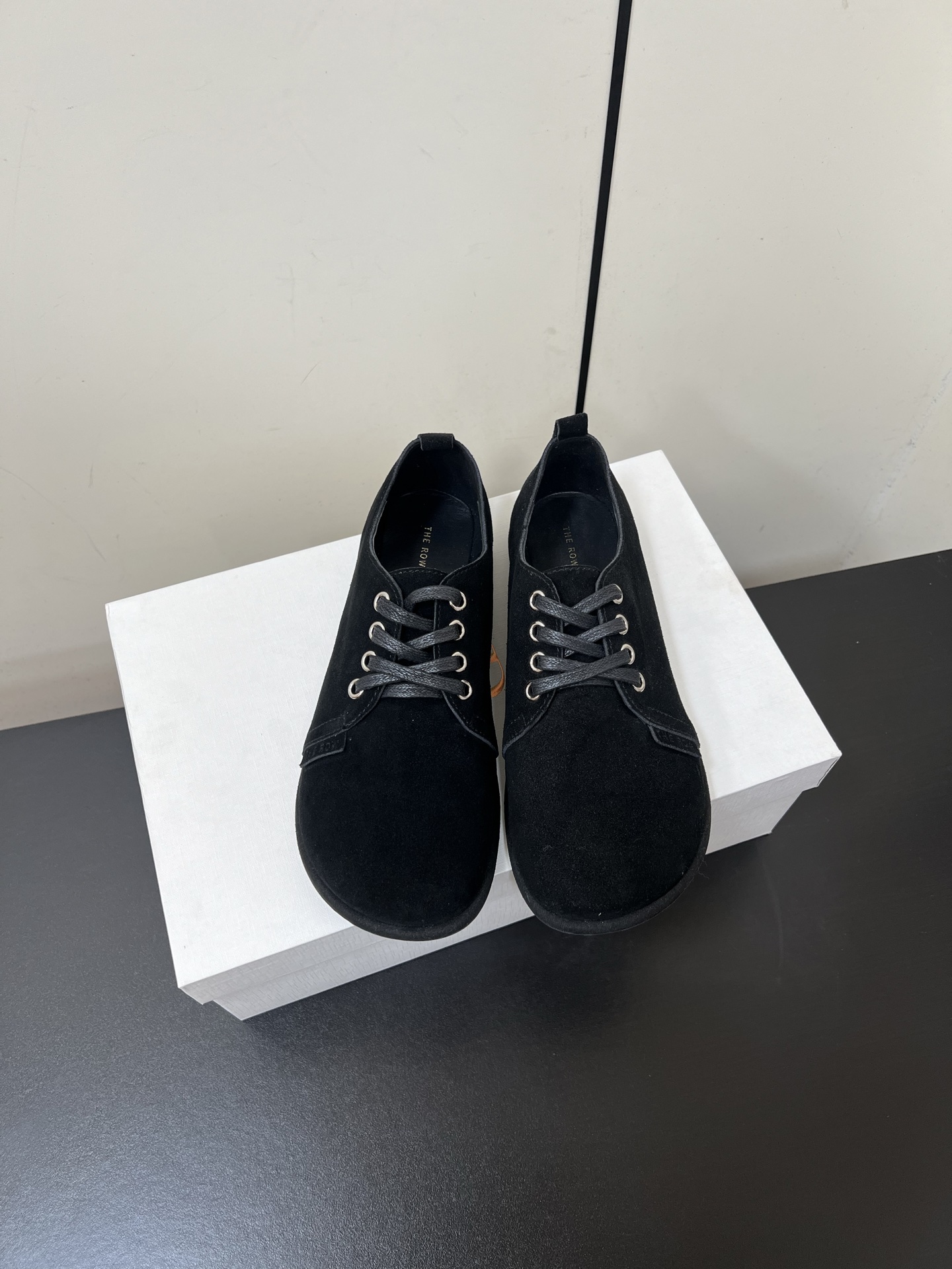 NO:263261,TheRow is simple, ugly, cute, big round head, flat sole, comfortable leather lace-up ballet grandma shoes. It’s really amazing to wear. The fried chicken trims the legs instantly stretch the legs and the legs proportions are all very good. The most important thing is that they are super comfortable!  Original frosted leather fabric original sole size 35-39 (customized by 40), single shoes, skirts, business suit19860909TheRow简约丑萌大圆头平底舒适真皮系带芭蕾舞奶奶鞋 上脚真的绝了 炒鸡修饰腿型瞬间拉长腿部比例搭配西装裙子裤子都很好最重要的是超级舒服！ 面料原版磨砂皮 鞋底原版鞋底 尺码35-39（40定制）,单鞋,skirts,business suit,Women's Shoes