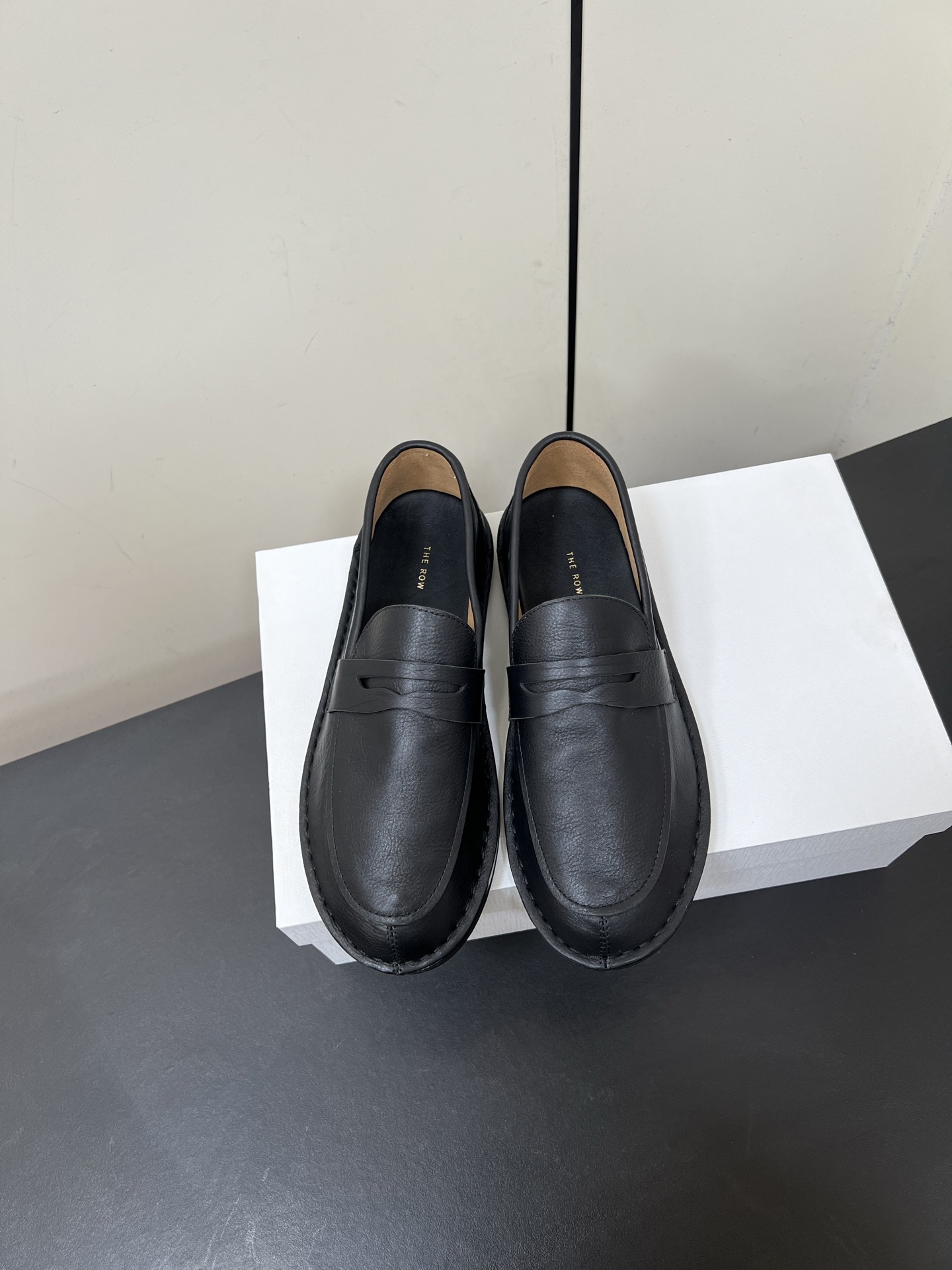 NO:263258,Therow loafers. They look good with a little retro flavor and are easily matched!  All major internet celebrity bloggers are wearing it. The whole shoe is very soft, easy to wear without grinding your feet, simple and versatile style~ The style you don’t want to take off when you wear it, close your eyes and enter it with high foot feeling. Material upper is original custom imported calfskin/matte leather/horse hair. Nerilu suede, original rubber sole. Size 35-39, loafers, loafers, cowhide, chamois leather19860909Therow乐福鞋.带点复古味随意搭配都好看！各大网红博主都在穿它,整个鞋子非常柔软,好穿不磨脚简约百搭款~穿上就不想脱的款,对脚感要求高的闭眼入它 材质鞋面原版定制进口摔纹小牛皮/磨砂皮/马毛. 内里lu麂皮绒,原厂橡胶底. 码数35-39,乐福鞋,loafers,cowhide,chamois leather,Women's Shoes