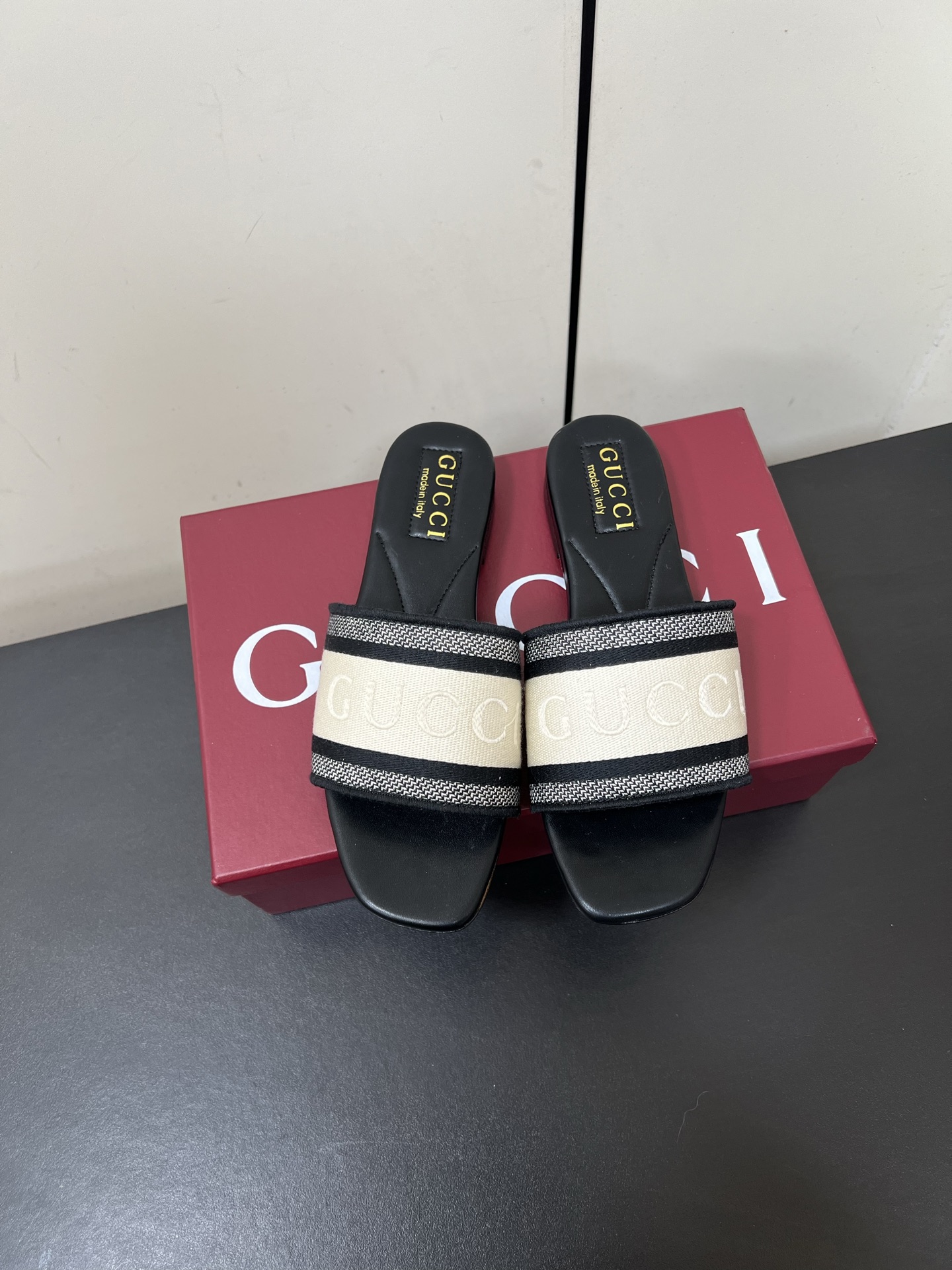 NO:263252,Gucci25ss' new embroidery color-blocked flat-soled sandals, controlled by Gucci slippers, full of fashion and lazy feeling. The upper is classic red and green color combination, full of retro flavor. The iconic Gucci letter embroidery is exquisite and eye-catching, and the recognition is directly full of. Customized jacquard embroidery upper Sheepskin lining/footpad Original Italian imported leather outsole with the latest Anchora wine red packaging Size35-39 (customized for 40.41), slippers, gucci, slippers, sheepskin, Leather soles19860909Gucci25ss新品刺绣拼色平底凉拖 被Gucci拖鞋拿捏 时尚慵懒感拉满 鞋面经典红绿配色款,复古味十足 标志性的Gucci字母刺绣,精致又吸睛,辨识度直接拉满.  定制提花刺绣鞋面 羊皮内里/垫脚 原版意大利进口真皮大底 配最新安克拉酒红包装  Size35-39（40.41定做）,拖鞋,gucci,slippers,sheepskin,Leather soles,Women's Shoes