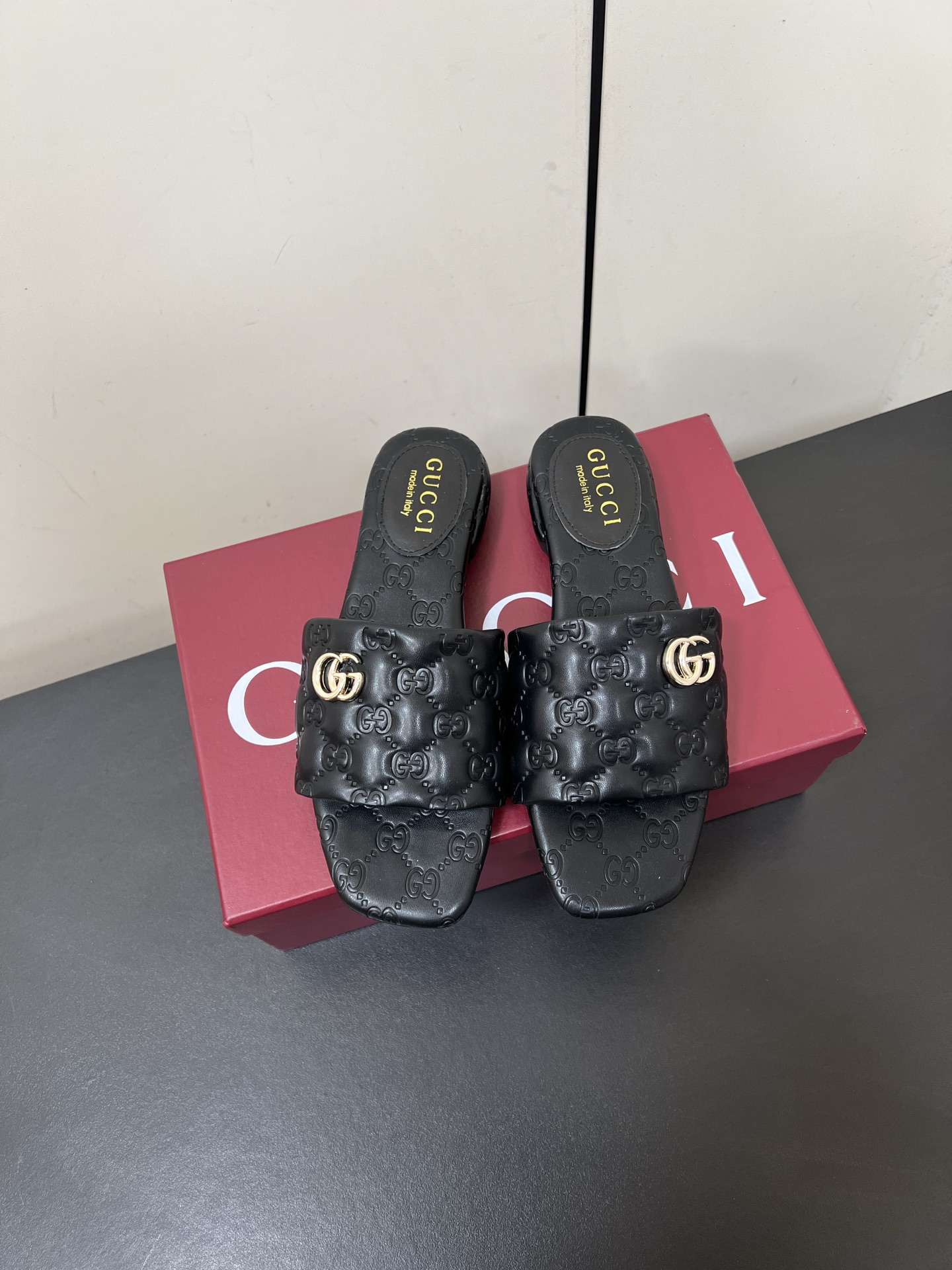 NO:263255,GUCCI 2025 Shoe Show Gucci Fashion brand logo, with super recognition and high recognition, all products are competing for brands first, then super heels and high-ranking GUCCI is not out of date. Guccl Paris Fashion Show This series interprets the new fashion charm and continues the super high-heel design, which is favored by well-known overseas bloggers and tens of millions of fans and bloggers. It is best-selling at home and abroad and has been out of stock. The top version of candy color matching, face shoes, lambskin inner: sheepskin inner sole shoes: genuine leather original outsole Size: 35-39 (40.41. Customized without return and exchange) Packaging: GUCCI full set of original packaging, slippers, christian louboutin, gucci, gucci, slippers, sheepskin19860909GUCCI 2025 走鞋款秀 古驰 时尚的品牌LOGO持加,具有超辨高识度各品大争牌恐先推后出超系跟高列GUCCI不也落伍 Guccl巴黎时装秀场款 此系列演绎全新时尚魅力延续超高跟设计,深得海外知名博主青睐千万粉丝博主倾情演绎,畅销海内外国内已经断货,顶级版本糖果色配 面鞋小羊皮 里内:羊皮内里  底鞋:真皮原版大底 码数:35-39（40.41.定制不退换） 包装:GUCCI全套原包版装,拖鞋,christian louboutin,gucci,gucci,slippers,sheepskin,Women's Shoes