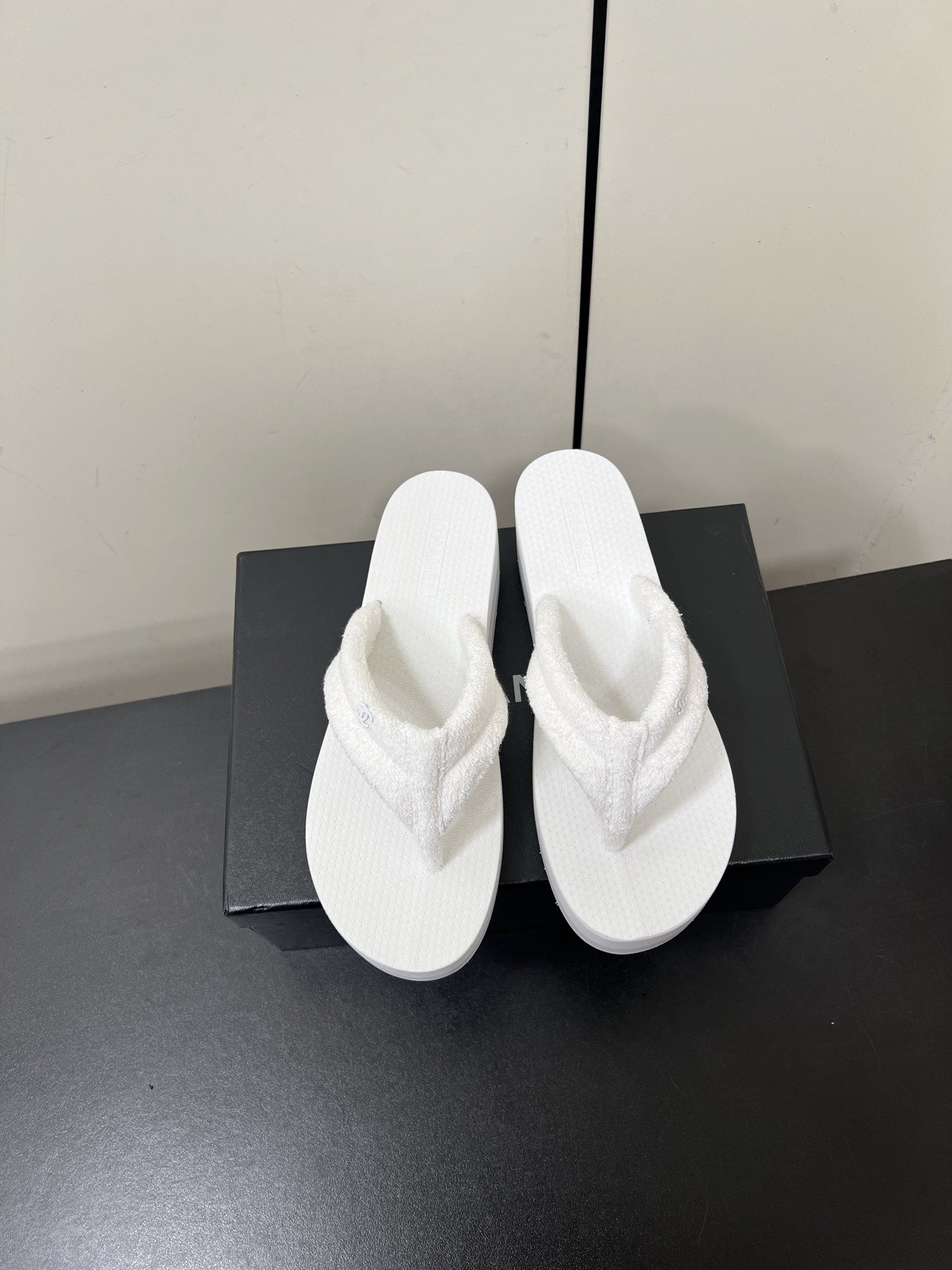 NO:263246,CHANEL 25 Spring and Summer Little Flavor New Heel Flip Flops!  Limited original version is purchased and customized as soon as possible!  All materials are customized 11, this series is really amazing, how can it be so beautiful! In summer, it is really invincible with salt and sweet~ Simple and fashionable feeling, and it is true that the end of sandals is flip-flops! The wool upper is so textured, and the classic double C buckle is very delicate~ It feels so comfortable to wear. In summer, foot-clip slippers, versatile and slimming style, a slipper with a superb appearance, is amazing at any combination!  Lazy slippers are worth recommending!  The upper uses imported original woolen original mold foam combination sole light and comfortable Size: 35-40 (40 custom made without return and exchange) with original packaging, split-toe shoes, chanel, chanel, sandals, slippers19860909CHANEL 香奈儿25春夏小香新款坡跟夹脚人字拖鞋！ 限量原版第一时间购入定制！全部材料11定制,这一系列这真的是绝了怎么会这么美!夏天真的是无敌搭配可盐可甜~ 简易时髦感一眼爱住,果然凉鞋的终点就是人字拖!毛呢鞋面好有质感,上面点缀经典双C扣饰很精致~穿起来脚感好舒服 夏季夹脚拖鞋、百搭显脚瘦气质款,颜值爆棚的一款拖鞋,任意搭配都很绝！懒人拖鞋值得推荐！ 鞋面采用进口原版毛呢 原版开模发泡组合大底 轻便舒适 码数:35-40（40定做不退换） 配原版包装,分趾鞋,chanel,chanel,sandals,slippers,Women's Shoes