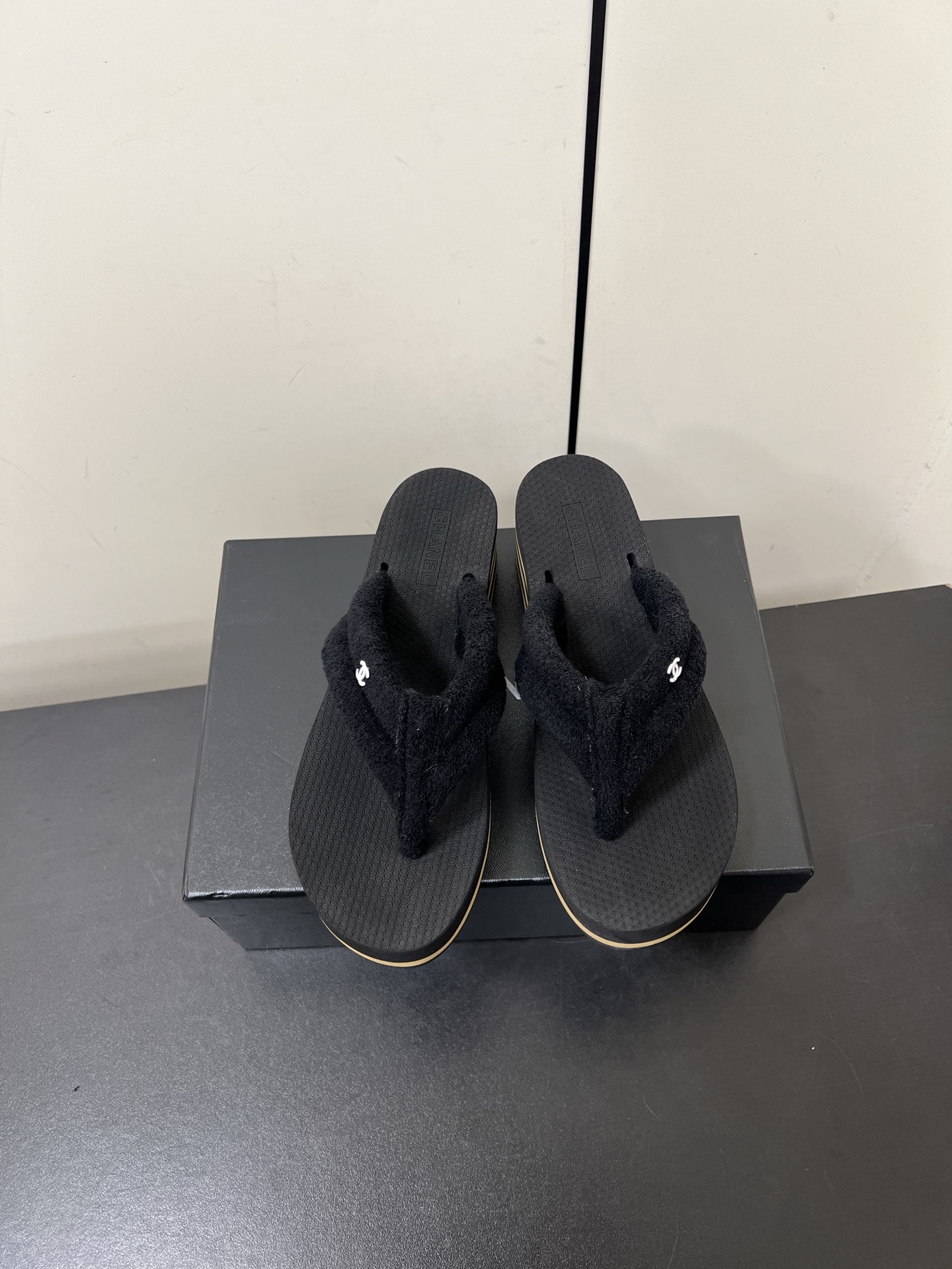 NO:263249,High quality!  Top quality CHANEL Chanel 25 Spring and Summer Xiaoxiang New Heel Flip Flops!  Limited original version is purchased and customized as soon as possible!  All materials are customized 11, this series is really amazing, how can it be so beautiful! In summer, it is really invincible with salt and sweet~ Simple and fashionable feeling, and it is true that the end of sandals is flip-flops! The wool upper is so textured, and the classic double C buckle is very delicate~ It feels so comfortable to wear. In summer, foot-clip slippers, versatile and slimming style, a slipper with a superb appearance, is amazing at any combination!  Lazy slippers are worth recommending!  The upper is made of imported original woolen inner sheepskin original mold foam combination sole light and comfortable Size: 35-40 (40 custom made without return and exchange) with original packaging, split-toe shoes, chanel, chanel, sandals, slippers, sheepskin19860909高品质！顶级品质CHANEL 香奈儿25春夏小香新款坡跟夹脚人字拖鞋！ 限量原版第一时间购入定制！全部材料11定制,这一系列这真的是绝了怎么会这么美!夏天真的是无敌搭配可盐可甜~ 简易时髦感一眼爱住,果然凉鞋的终点就是人字拖!毛呢鞋面好有质感,上面点缀经典双C扣饰很精致~穿起来脚感好舒服 夏季夹脚拖鞋、百搭显脚瘦气质款,颜值爆棚的一款拖鞋,任意搭配都很绝！懒人拖鞋值得推荐！ 鞋面采用进口原版毛呢 内里羊皮 原版开模发泡组合大底 轻便舒适 码数:35-40（40定做不退换） 配原版包装,分趾鞋,chanel,chanel,sandals,slippers,sheepskin,Women's Shoes