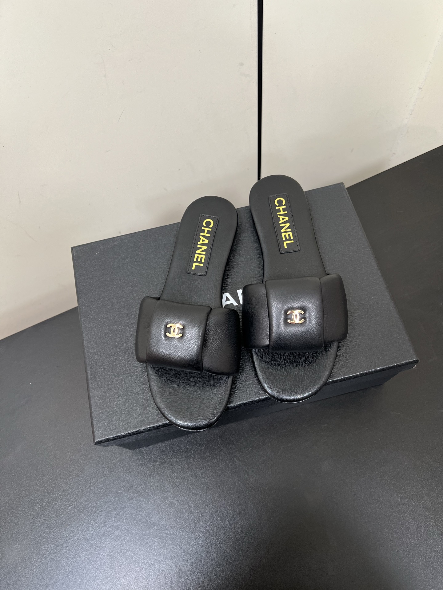 NO:263239,Chanel Chanel's latest flat double C-bread slippers. This series is really amazing. The chubby sponge is full and delicate, and the coexistence of fashion and comfort. Chanel Chanel's slippers are simply beautiful!  Classic double C logo is exquisite and eye-catching, full of pink and full of vitality, a touch of sweetness in summer; white is pure and elegant, with a cool and cool atmosphere; black is cool and versatile, never making mistakes. Simple design shows high-end texture everywhere, whether it is matched with skirts or trousers, it can easily improve the fashion level. Whoever wears it is fashionable. Upper sheepskin tiptoe sheepskin outsole leather outsole size 35/36/37/38/39/40 (40 no return or exchange), slippers, chanel, chanel, slippers, skirts, sheepskin, Leather soles19860909Chanel香奈儿最新平底双C面包拖鞋 这一系列这真的是绝了,胖乎乎海绵体填充饱满细腻,时髦与舒适度并存 chanel香奈儿这几款拖鞋简直美出圈了！经典双C logo 精致又吸睛,粉色活力满满,是夏日里的一抹甜；白色纯净优雅,自带清冷氛围感；黑色酷帅百搭,永远不出错 .简约设计却处处彰显高级质感,无论是搭配裙装还是裤装,都能轻松提升时尚度,谁穿谁是时髦精. 鞋面羊皮 踮脚羊皮 大底真皮大底 尺码35/36/37/38/39/40（40不退换）,拖鞋,chanel,chanel,slippers,skirts,sheepskin,Leather soles,Women's Shoes