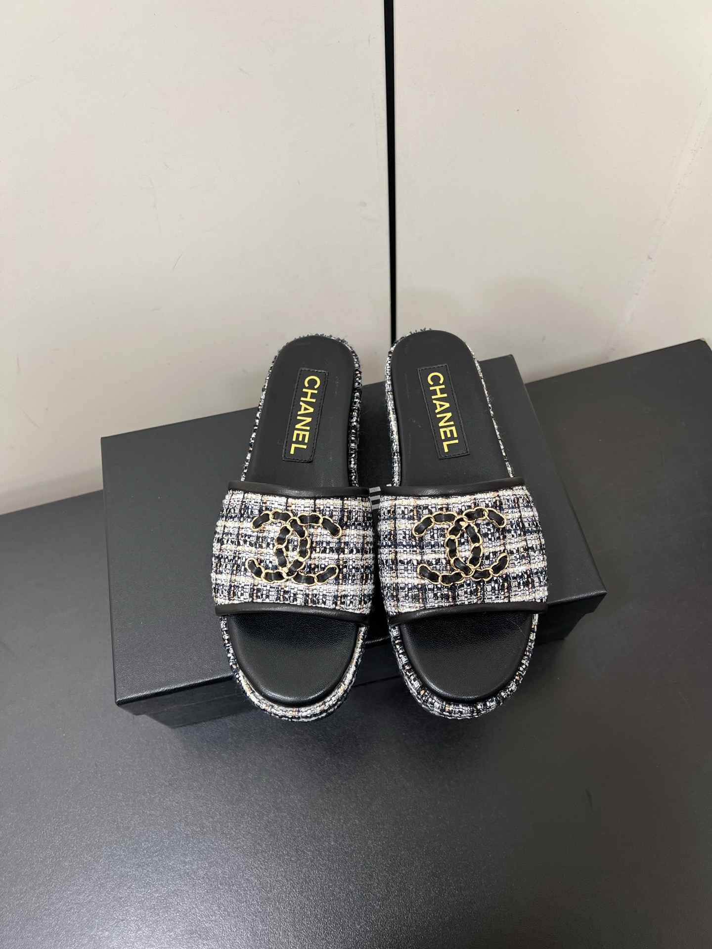 NO:263240,Chanel Xiaoxiang Chain Double C-buckle Thick-soled Colorful Cloth Woolen Sandals. The iconic tweed material is made of delicate texture and high-quality texture. Every step is a high-end style. The thick-soled design not only lengthens the leg lines, allowing you to easily have the supermodel proportions, but also brings a comfortable height-enhancing experience. Whether it is the simple combination, it shows gentleness and romance; or it is combined with casualness to create a casual street style, it can be perfectly adapted. Customized wool cloth on the upper, inner foot pad sheepskin, original rubber outsole, size 35-39 (40 and 41 custom made without return and exchange), slippers, chanel, slippers, sheepskin19860909Chanel小香链条双C扣厚底彩布毛呢凉拖鞋 标志性粗花呢材质,纹理细腻,质感上乘,每一步都踏出高级风尚. 厚底设计,不仅拉长腿部线条,让你轻松拥有超模比例,还带来舒适的增高体验.无论是搭配简约,尽显温柔浪漫；还是与休闲组合,打造随性街头风,它都能完美适配 鞋面定制毛呢布 内里垫脚羊皮 鞋底原版橡胶大底 码数35-39（40、41定做不退换）,拖鞋,chanel,slippers,sheepskin,Women's Shoes
