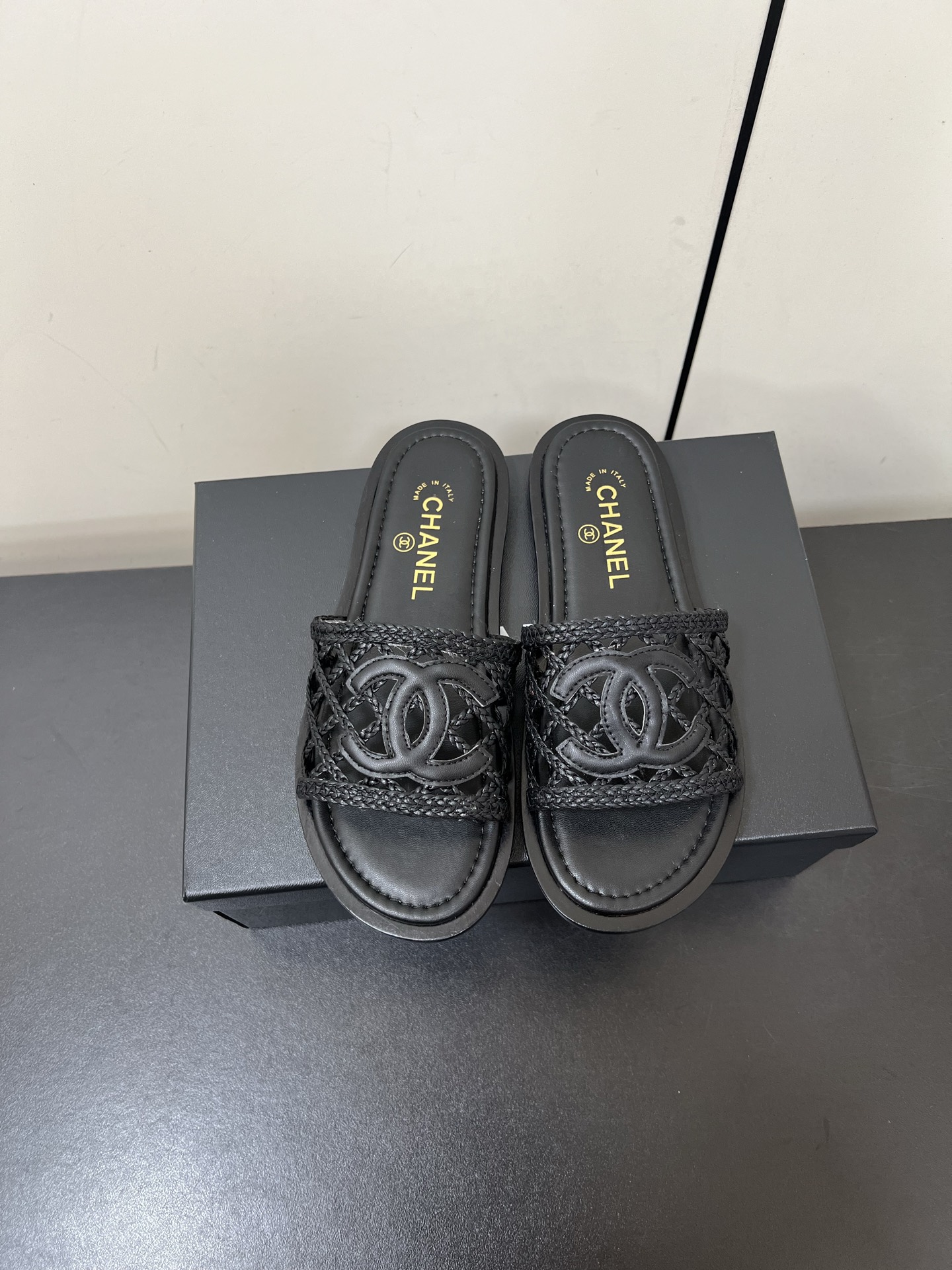 NO:263243,Chanel 25 new hollow woven slippers are full of summer atmosphere, and the sheepskin surface is breathable and comfortable!  !  It's so good-looking, it's very inclusive to the feet and the matching is super versatile. The upper uses imported lambskin, original imported lambskin lining, original genuine leather soles. Size35-42 (customized for 40.41.42), slippers, chanel, chanel, slippers, sheepskin, Leather soles19860909Chanel香奈儿25新款镂空编织拖鞋 夏日气息满满,羊皮面透气舒适！！也太好看了吧,对脚的包容性很强,搭配也超级百搭 鞋面采用进口小羊皮,原版进口羊皮内里,原版真皮大底 Size35-42（40.41.42定制）,拖鞋,chanel,chanel,slippers,sheepskin,Leather soles,Women's Shoes