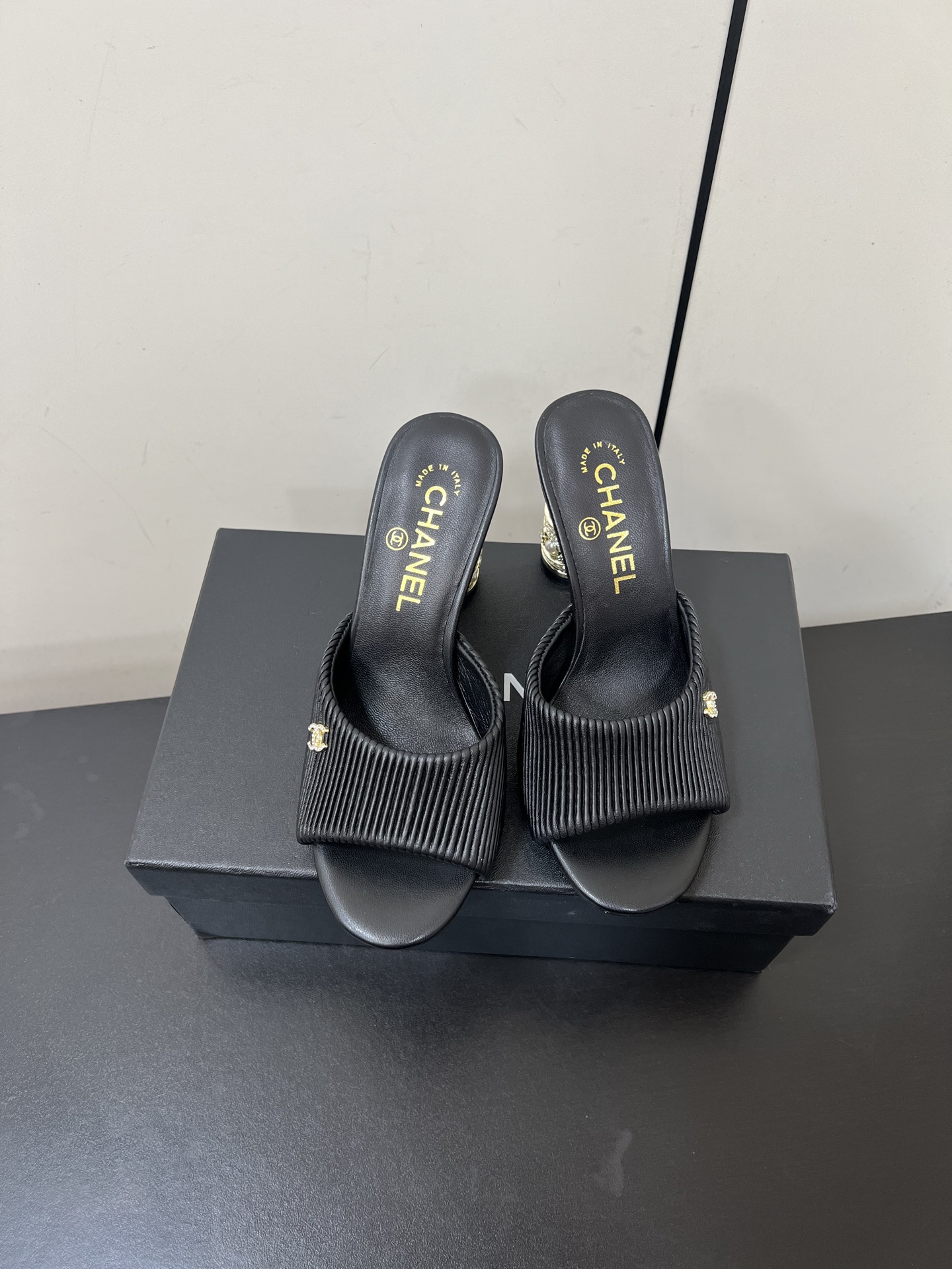 NO:263237,Chanel Xiaoxiangjia Spring and Summer 2025 new high-heeled one-tie fish-mouth slippers sandals are full of elegance and chic. 8.5CM spiral rhinestone high heels are exquisite and fashionable. The lengthening of the leg ratio. When combined, it has a feeling of 11 or more than 3. Comfortable and versatile on the feet. Pants have the flavor of icing on the cake. Original fabric of the upper. Floor-pad sheepskin. Heel plated heels. Heel height 8.5CM. Size 35-39 (40 41 custom-made without return). High heels, chanel, sandals, high heels, slippers, skirts, sheepskin.19860909Chanel 小香家 2025春夏新款高跟一字带鱼嘴拖鞋 凉鞋 入眼就是满满的优雅与别致 8.5CM螺旋水钻高跟精致时尚 拉长腿部比例 组合在一起有一种11大于3的感觉 上脚舒适又百搭 配各种裙子 裤子有锦上添花的味道 鞋面原版面料 垫脚羊皮 鞋跟电镀异形跟 跟高8.5CM 码数35-39（40 41定制不退换）,高跟鞋,chanel,sandals,high heels,slippers,skirts,sheepskin,Women's Shoes