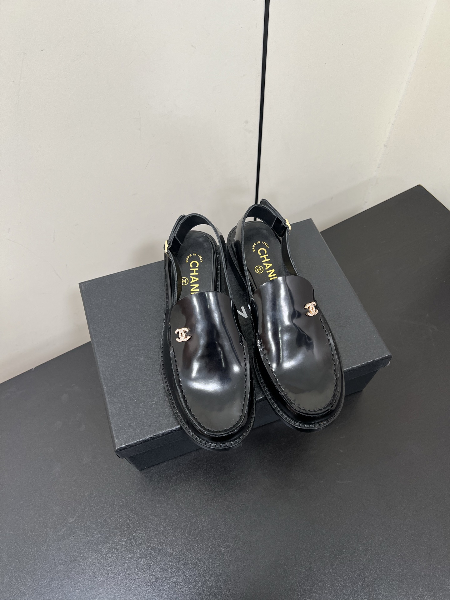 NO:263235,Chanel Xiaoxiang 25C British style hollow sandals This style is more neutral and handsome in temperament. This series lovers must not miss it!  Double C rhinestone hardware buckle embellishment makes it look particularly exquisite!  The upper is made of imported open beads, the inner foot pad is made of high-end sheepskin, imported Italian leather outsole Size35-39 [40.41 custom made] Heel height 2.5cm, sandals, chanel, sandals, sheepskin, Leather soles19860909Chanel 小香25C英伦风后空凉鞋 这款气质上更中性帅气几分此系列爱好者绝不能错过！双C 水钻五金扣点缀 显得格外精致！ 鞋面采用进口开边珠 内里垫脚采用高级羊皮 意大利进口真皮大底 Size35-39〔40.41定做〕 跟高2.5cm,凉鞋,chanel,sandals,sheepskin,Leather soles,Women's Shoes