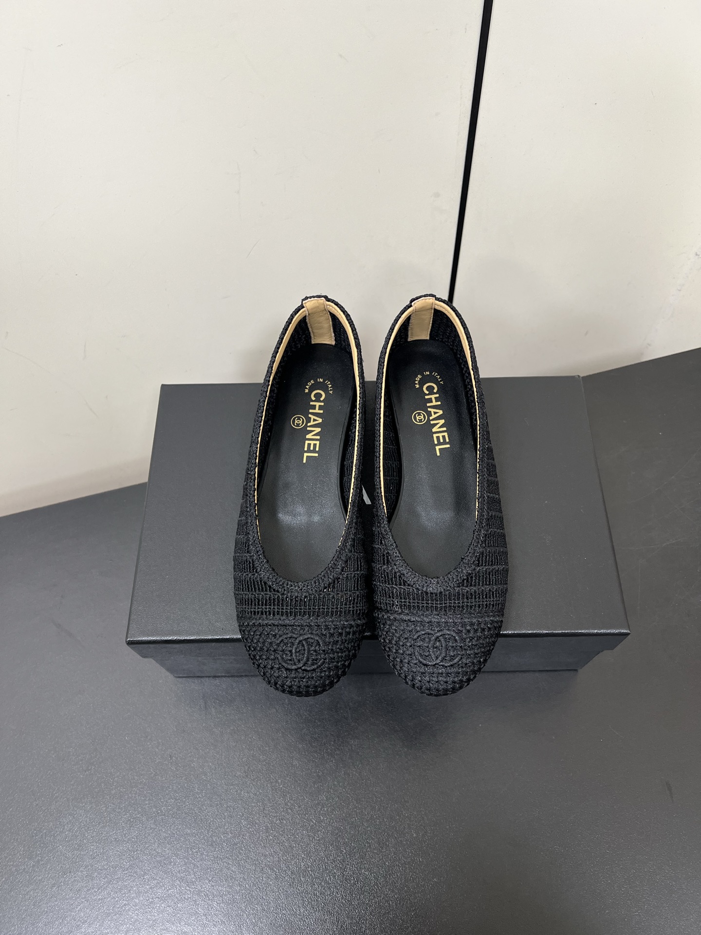 NO:263233,Xiaoxiang Chanel25P's most beautiful woven ballet shoes, Rafia double C flat straw woven single shoes. Xiaoxiang's products are all high-quality!  The woven hollow design is full of summer flavor. You can already imagine how beautiful it is to wear a shirt and skirt in summer!  !  There was finally a pair of non-leather styles in the ballet shoe cabinet!  A pair of Rafia ballet shoes with closed eyes, the shoe shape is simple and practical, but it may become a celebrity style if you are not careful. The upper is customized raffia fiber braided, high-end sheepskin footbed sole Italian A-grade leather outsole size 35-39 (40.41 custom made without return or exchange), ballet shoes, chanel, espadrilles, skirts, shirts, sheepskin, Leather soles19860909小香Chanel25P最美编织芭蕾舞鞋拉菲草双C平底草编单鞋 小香出品尽是精品！编织镂空的设计,满满夏日的味道.已经能想象夏天穿着衬衫裙子搭配它有多美了！！芭蕾舞鞋柜里终于有了一双非皮的款式！ 一双闭眼入的拉菲草芭蕾舞鞋,鞋型是简单实穿款,但一不小心也可能变成名媛风. 鞋面原版定制酒椰纤维编织 垫脚高级羊皮 鞋底意大利A级真皮大底 码数35-39（40.41定做不退换）,芭蕾舞鞋,chanel,espadrilles,skirts,shirts,sheepskin,Leather soles,Women's Shoes
