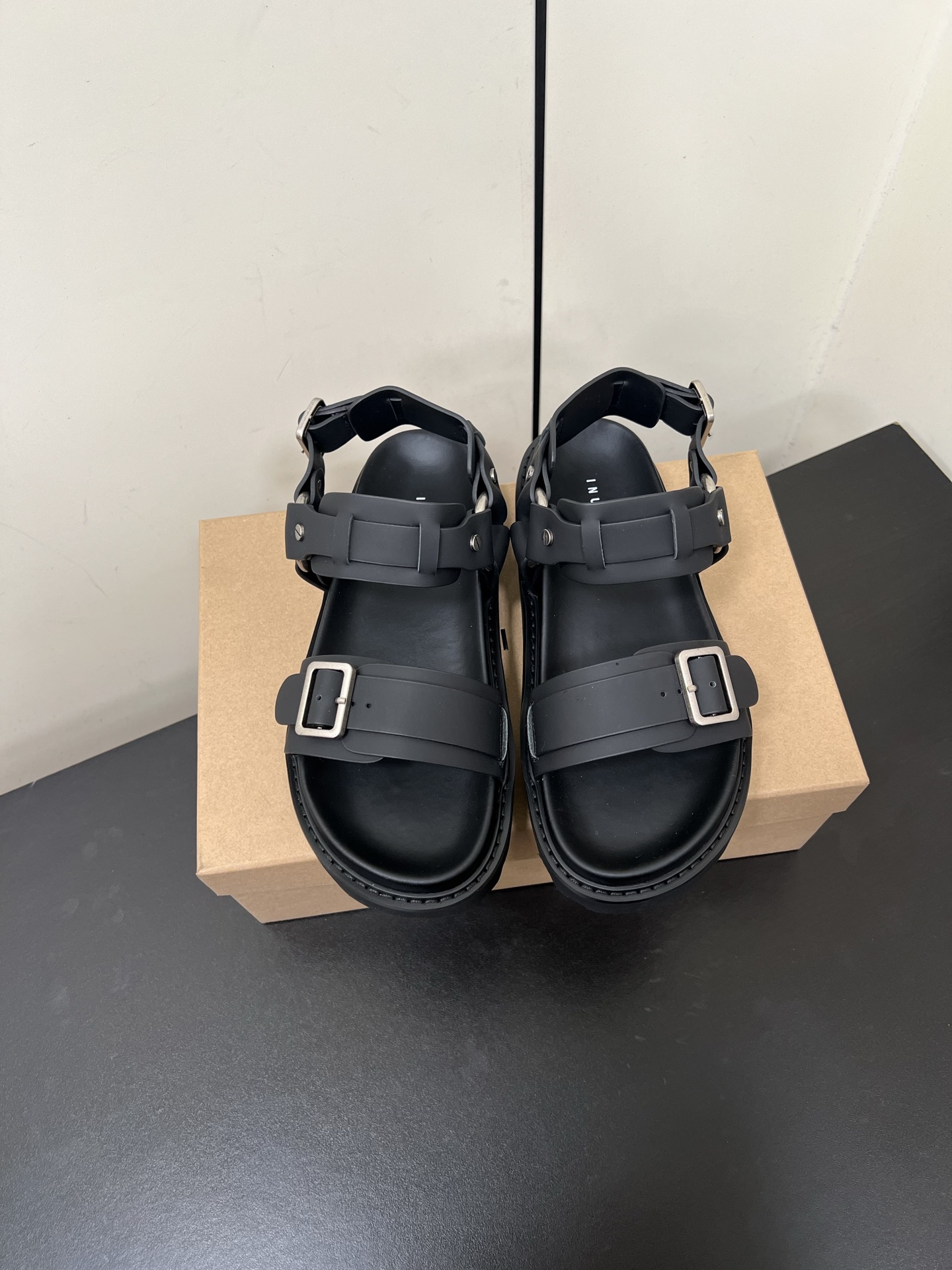 NO:263231,Niche Inuikii25ss new model, thick-soled water table, hardware buckle, Roman beach sandals. The designer changed the new season's classic Roman sandals to be comfortable. This year's upper material was changed to imported calfskin upper, which is ergonomic footbed water table. The sheepskin-wrapped footbed is more delicate, soft and textured. The sole is made of the most comfortable tup material, which is soft and stop slipping and twisting. It is still a classic and beautiful style, but the comfort level has been greatly improved!  The upper is made of original imported calfskin, inner foot pad sheepskin, original sole, molded foamed rubber outsole, size 35-40 (40 custom made without return or exchange), sandals, sandals, cowhide, sheepskin19860909小众inuikii25ss新款 厚底水台 五金扣 罗马 沙滩 凉鞋 设计师把新一季的经典罗马凉鞋改为舒适为主,今年的鞋面材质改为了进口的小牛皮鞋面,符合人体工程学脚床水台 羊皮包裹的脚床更加的细腻柔软有质感,鞋底用的是最为舒适的tup材质,柔软止滑好曲折 依然是经典好看的款式,但是舒适度却大大的提升了很多！ 鞋面采用原版进口小牛皮 内里垫脚羊皮 鞋底原版开模发泡组合橡胶大底 码数35-40（40定做不退换）,凉鞋,sandals,cowhide,sheepskin,Women's Shoes