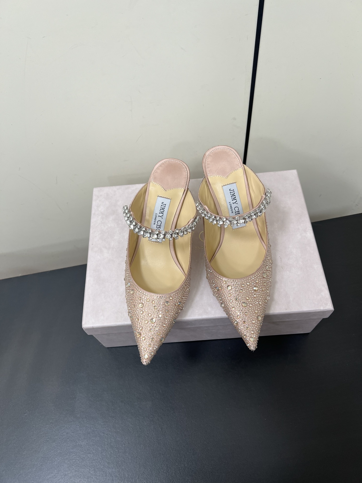 NO:263225,Jimmy Choo/Jimmy Zhou classic diamond chain, pointed high-heeled slippers and crystal shoes, super crystal shoes, beautiful so that they can't take their eyes off. The shoe shape is very delicate, not too narrow and long, and the internal space is sufficient to allow the toes to relax enough. The rhinestones outline the charming curve on the instep. It is simply beautiful, surrounded by fairy spirit, gorgeous and not exaggerated!  !  The fabric is made of original custom material. The inner tiptoe is imported sheepskin. Customized A-grade Italian genuine leather sole. Heel height 6.5cm Size35-39 (customized by 34/40/41), high heels, sandals, jimmy choo, jimmy choo, sandals, high heels, slippers, sheepskin19860909Jimmy Choo/吉米周经典钻石链条 尖头高跟拖鞋水晶鞋 超绝的水晶鞋 美到移不开视线 鞋型做的非常秀气 不会过分窄长,内部空间很足 让脚趾能足够的放松,水钻在脚背勾勒迷人的弧度 简直美爆了,度环绕仙气感 华丽又不浮夸！！ 面料采用原版定制材质 内里踮脚均为进口羊皮 定制A级意大利真皮底  跟高6.5cm Size35-39（34/40/41定制）,高跟鞋凉鞋,jimmy choo,jimmy choo,sandals,high heels,slippers,sheepskin,Women's Shoes