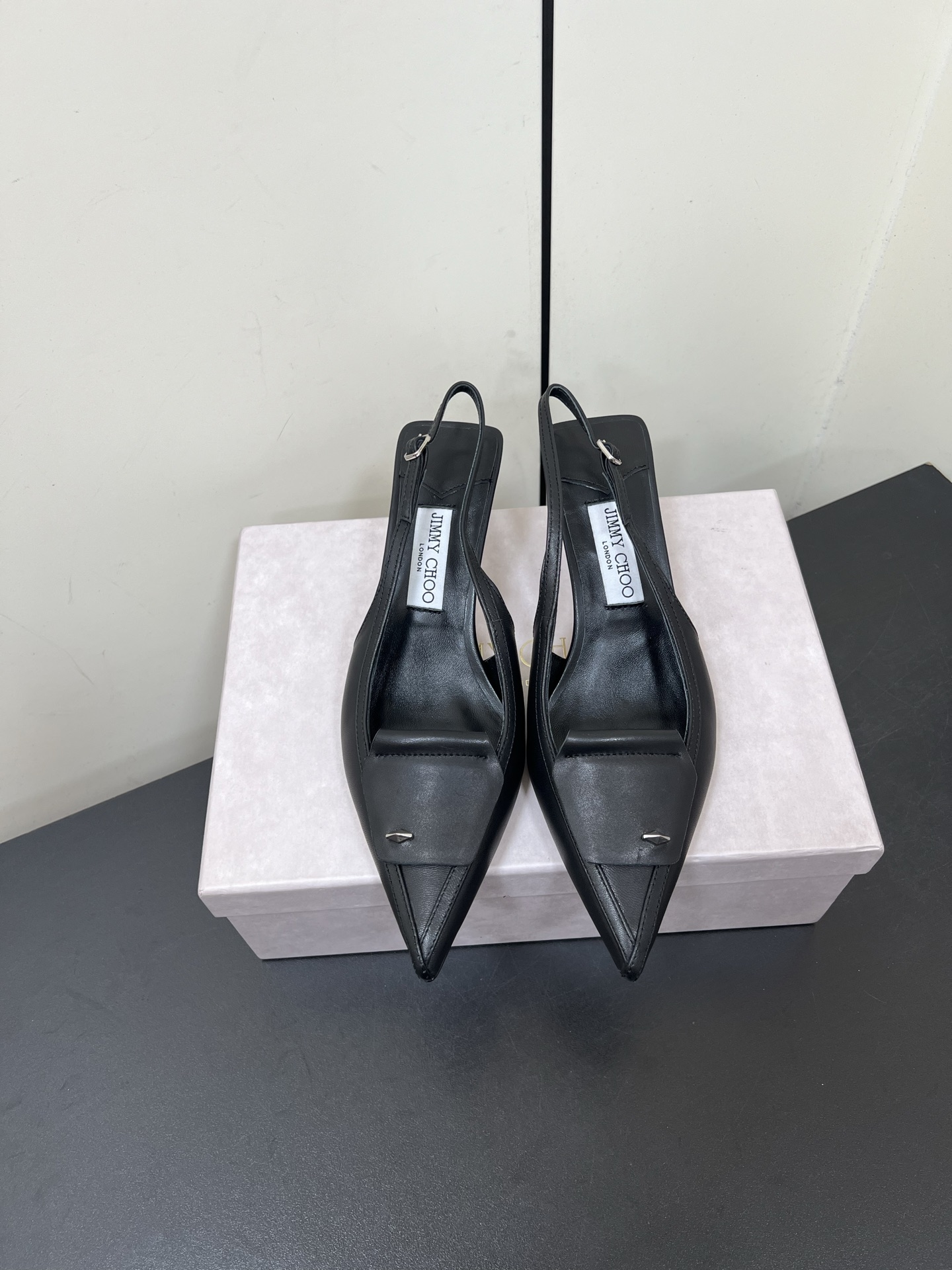 NO:263227,JIMMY CHOO early spring new high heels and empty sandals, low-key and gorgeous, sexy and not arrogant, this one is talking about. The foot is so beautiful. The shoe style is the delicate style that everyone loves. It is very slimming. The entire curve of the side perfectly shows the curve of the foot. It is simply irresistible. The upper imported sheepskin. The inner foot pads are all lambskin. The heels are imported from Italy. The heels are 6.5cm. The size is 35~39 (40~42. Customized without return and exchange). High heels sandals. Jimmy choo, sandals, high heels, sheepskin, Leather soles.19860909JIMMY CHOO早春新品高跟跟后空凉鞋 低调不失华丽 性感又不显张扬说的就是这款 上脚太好看了 鞋型是大家都爱的秀气款 非常非常显瘦侧面整个弧度将脚部曲线完美展现简直让人欲罢不能 鞋面进口羊皮 内里垫脚均为小羊皮 大底意大利进口真皮大底 跟高6.5cm 码数35～39（40～42定制不退换）,高跟鞋凉鞋,jimmy choo,sandals,high heels,sheepskin,Leather soles,Women's Shoes