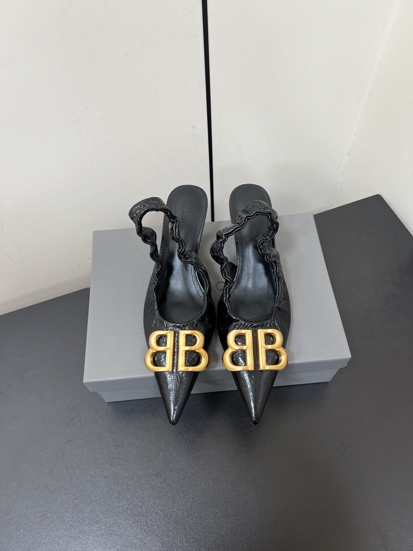 NO:263229,BALENCIAGA Balenciaga 25 spring and summer burst patent leather pointed toe BB hardware buckle and elegant high heels rear empty elastic single shoes sandals. Original purchase and development!  The unique fashion charm of classic Paris homes is super stylish!  !  The autumn and winter combination is also yyds. The upper uses imported burst beef patent leather, inner foot pad sheepskin, genuine hardware development, and imported genuine leather sole from Italy!  Heel height: about 4.5cm Size: 35-42 (40 41 42 custom made without return) with original packaging, high heels sandals, balenciaga, balenciaga, balenciaga, sandals, high heels, sheepskin, Leather soles19860909BALENCIAGA巴黎世家 25春夏爆裂纹漆皮尖头BB五金扣饰气质高跟鞋后空松紧单鞋凉鞋 原版购入开发！经典巴黎家独有的时尚魅力,上脚超有范！！秋冬搭配也是yyds 鞋面采用进口爆裂牛漆皮  内里垫脚羊皮 五金正品开发 意大利进口真皮大底 ！ 跟高:约4.5cm 码数:35-42（40 41 42定做不退换） 配原版包装,高跟鞋凉鞋,balenciaga,balenciaga,balenciaga,sandals,high heels,sheepskin,Leather soles,Women's Shoes