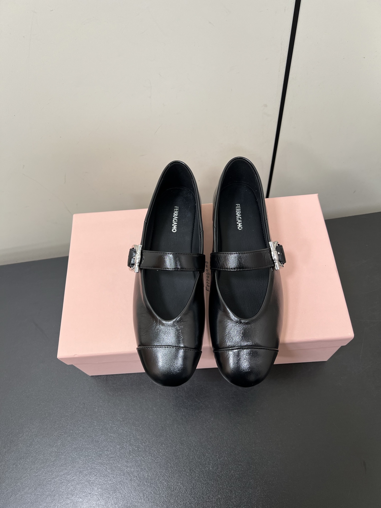 NO:263221,Ferragamo 25ss new ballet shoes are really special!  Its design is inspired by the Audrey ballet shoes created by designer Ferragamo for Audrey Hepburn, which is designed to pay tribute to this timeless idol. The shoes feel light and elegant when worn. The upper is lambskin, which is very comfortable to touch, and the Gancio buckle on the side also makes the shoes look more refined. Moreover, its comfort level is beyond expectations. The sole is soft and you won’t feel tired even if you wear it for a day. What surprised me the most was that this pair of shoes can be worn on both sides, and the heel can be directly put on as slippers. It’s really comfortable to free your feet in the office!  Upper sheepskin inner sheepskin outsole original rubber sole size 35-40 (40 custom made without return or exchange), ballet shoes, ferragamo, ferragamo, slippers, sheepskin19860909Ferragamo菲拉格慕25ss新款芭蕾鞋 真的挺特别的！它的设计灵感来自设计师菲拉格慕先生为奥黛丽·赫本打造的Audrey芭蕾舞鞋,旨在向这位永恒的风格偶像致敬. 鞋子穿上感觉轻盈又优雅.鞋面是小羊皮的,摸起来很舒服,侧面的 Gancio 扣饰也让鞋子看起来更精致.而且它的舒适度也超出预期,鞋底软软的,就算穿一天也不会觉得累.最让我惊喜的是,这双鞋还可以两穿,后跟可以直接踩下去当拖鞋,在办公室里解放双脚,真的太舒服了！ 鞋面羊皮 内里羊皮 大底原版橡胶底 码数35-40（40定制不退换）,芭蕾舞鞋,ferragamo,ferragamo,slippers,sheepskin,Women's Shoes