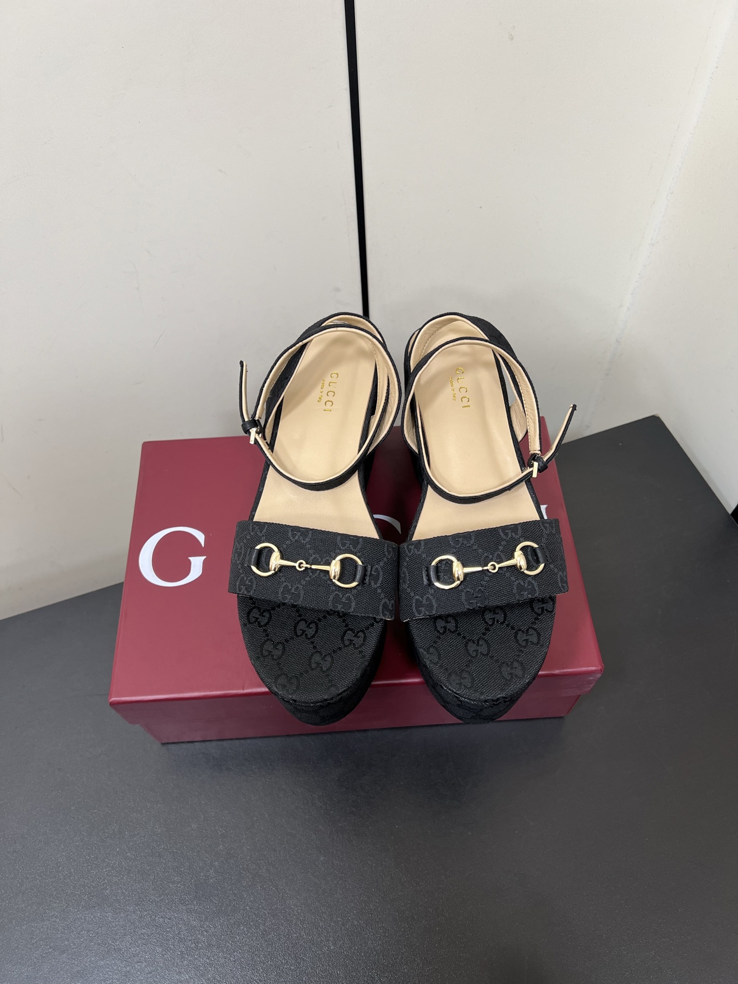 NO:263236,The latest Gucci Gu*chi latest hit series - the counter is released simultaneously. The original European style is perfect for wearing the shoes. It is elegant and elegant, crystal clear. No matter the material of the accessories, it is unique 1:1 customization, and it must be made from the original version. The entire series is full of exciting and uncompromising elements. Upper: original old-fashioned cloth. Inner: sheepskin. Floor: sheepskin. Outsole: imported from Italy. Water Tail High 8CM. Packaging: original full-package. Size: 35-42 (40.41.42. Customized without return). Sandals, gucci, sandals, sheepskin.19860909专柜最新款Gucci古*驰最新爆款系列 -专柜同步发售 原汁原味的欧式风格,上脚非常完美穿搭上配此鞋,优雅大方,晶莹剔透,无论种各配件材质,都是家独1:1定制,必到做原版零距离,整系个列都充了满令兴人奋意和外的元结素合 鞋面:原版老花布 内里:羊皮 垫脚:羊皮 大底:进口意大利 水台高8CM 包装:原版全套包装 码数:35-42(40.41.42定制不退换),凉鞋,gucci,sandals,sheepskin,Women's Shoes