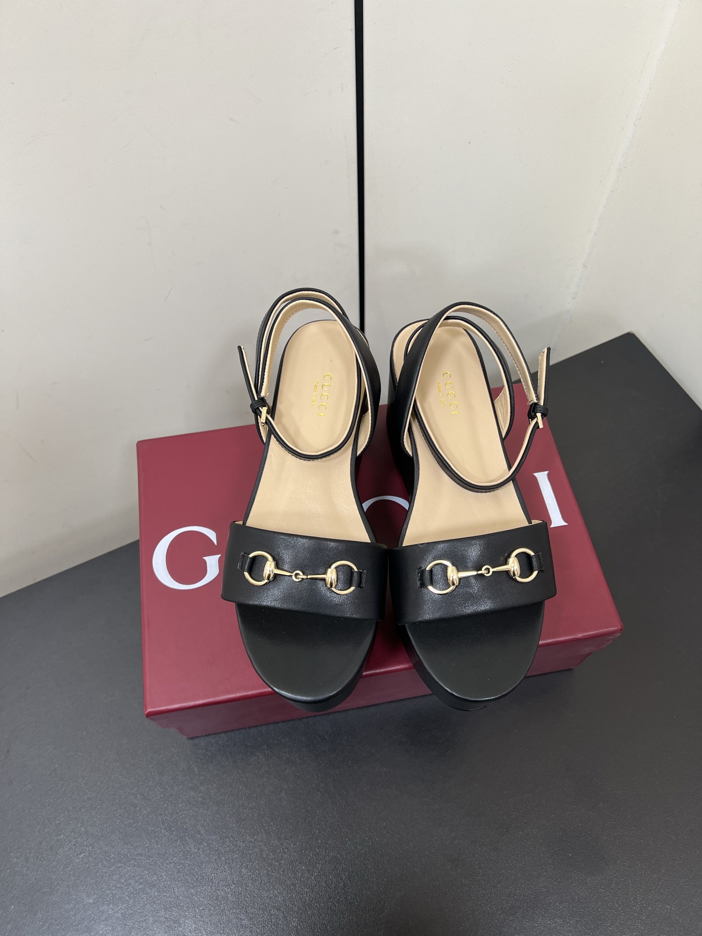 NO:263238,The latest Gucci Gu*chi latest hit series - the counter is released simultaneously. The original European style is perfect for wearing the shoes. It is elegant and elegant, crystal clear. No matter the material of the accessories, it is unique 1:1 customization, and it must be made from the original version at zero distance. The entire series is full of exciting and uncompromising elements. Upper: top layer cowhide Inner: sheepskin footbed: sheepskin outsole: imported from Italy Water Tail height 8CM Packaging: original full package Size: 35-42 (40.41.42 customization without return), sandals, gucci, sandals, cowhide, sheepskin19860909专柜最新款Gucci古*驰最新爆款系列 -专柜同步发售 原汁原味的欧式风格,上脚非常完美穿搭上配此鞋,优雅大方,晶莹剔透,无论种各配件材质,都是家独1:1定制,必到做原版零距离,整系个列都充了满令兴人奋意和外的元结素合 鞋面:头层牛皮 内里:羊皮 垫脚:羊皮 大底:进口意大利 水台高8CM 包装:原版全套包装 码数:35-42(40.41.42定制不退换),凉鞋,gucci,sandals,cowhide,sheepskin,Women's Shoes