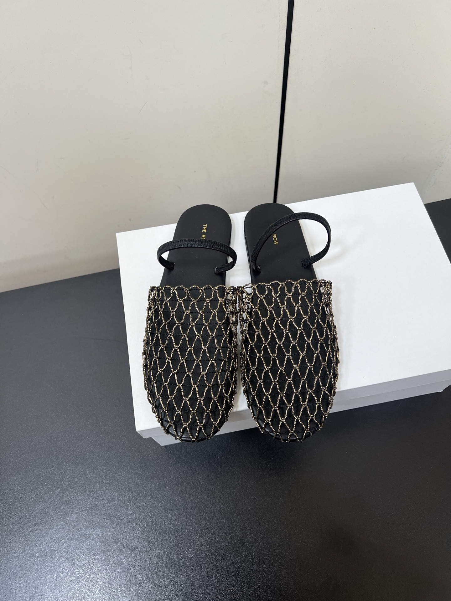 NO:263234,Therow 25 new color breathable mesh fairy sandals. The design is not fancy or childish. It is the simplest style. The overall design is capable, delicate and comfortable. Its shoes are simple and comfortable. So every time he releases a new model, it must explode. This new model will not be ruined. The whole pair of uppers are made of original custom-made special mesh. Unique and elegant. Fabric. Original custom breathable fine mesh. Inner footbed sheepskin. High elastic latex. Comfortable and breathable. Imported Italian leather injection molded sole. Size35-40 (40 custom-made, non-return and exchange), semi-torque, slippers, sheepskin.19860909Therow 25新色 透气网纱仙女凉拖鞋 没有花里胡哨或者幼稚感的设计 是最简单的款式 整体设计干练秀气又舒适 它家鞋子主打简洁舒适 所以每次他家出新款,都必须炸裂一番 这次的新款是不会烂大街的款 整双鞋面采用原版定制的特殊网纱制作 独特优雅 面料 原版定制透气细纱网 内里垫脚羊皮 高弹乳胶,上脚舒适透气 , 进口意大利真皮注塑大底 Size35-40（40定制不退换）,半拖,slippers,sheepskin,Women's Shoes