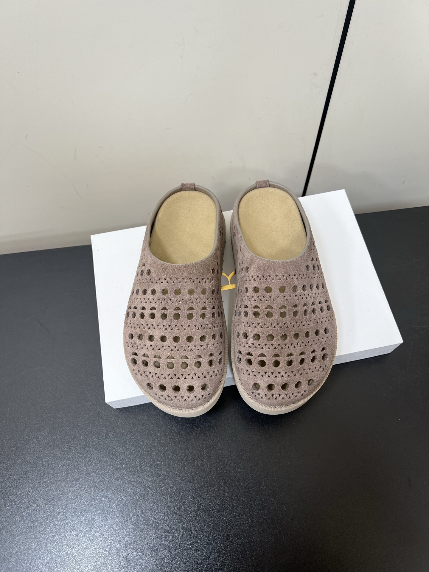 NO:263232,Therow 25ss Spring and Summer New Product Water Platform Thick-soled Birken Slippers Hollow Muller Tow This needs no need to say, it is one of the most popular brands in the past two years, and almost everyone in the bloggers have a pair!  The spring season is coming, so I recommend this casual and design-oriented slipper. I feel that this lazy slipper is about to be popular. Whether it is with jeans, linen leg pants or skirts, it can be very eye-catching!  A pair must be purchased!  The upper is made of original imported beef velvet, inner foot pad sheepskin, original open mold custom rubber outsole, size 35-40 (40 custom made without return or exchange), semi-torque, slippers, skirts, jeans, sheepskin19860909Therow 25ss春夏新品水台厚底勃肯 拖鞋 镂空穆勒拖 这不用多说,是近两年最火之一的品牌,几乎博主人手一双！春天的季节就要到了,推荐这款随性又不乏设计感的拖鞋,这款懒人拖鞋我感觉即将要爆火 无论是配牛仔裤,亚麻腿裤还是裙子都可以很亮眼！必须入手一双！ 鞋面采用原版进口牛反绒 内里垫脚羊皮 鞋底原版开模定制橡胶大底 码数35-40（40订做不退换）,半拖,slippers,skirts,jeans,sheepskin,Women's Shoes