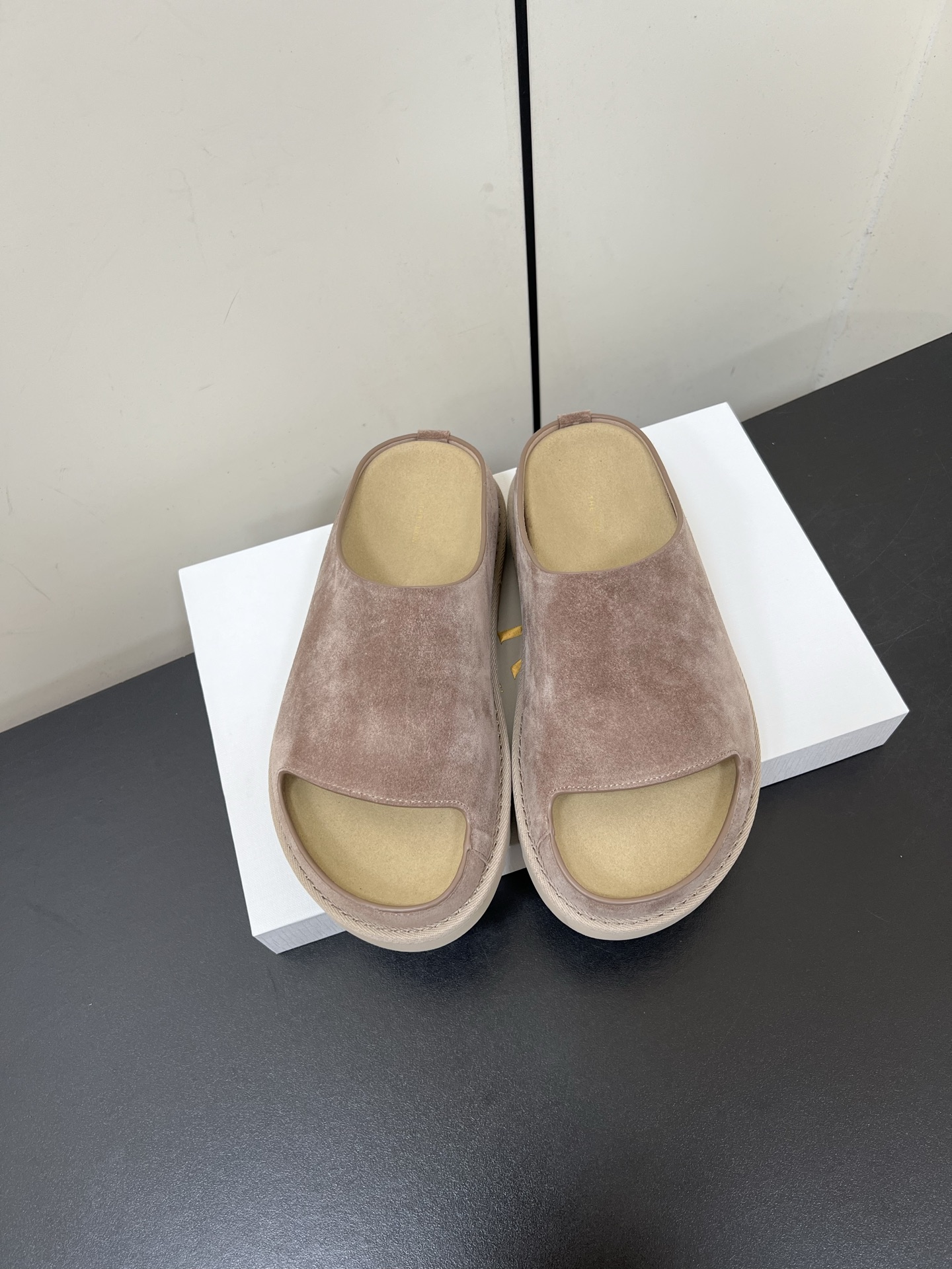 NO:263224,Therow 25ss Spring and Summer New Water Platform Thick-soled Candy Slippers Needless to say, it is one of the most popular brands in the past two years, and almost everyone in the bloggers have a pair!  The spring season is coming, so I recommend this casual and design-oriented slipper. I feel that this lazy slipper is about to be popular. Whether it is with jeans, linen leg pants or skirts, it can be very eye-catching!  A pair must be purchased!  The upper is made of original imported beef velvet, inner foot pad sheepskin, original open mold custom rubber outsole, size 35-40 (40 custom made without return or exchange), slippers, slippers, slippers, jeans, sheepskin19860909Therow 25ss春夏新品水台厚底糖果色拖鞋 这不用多说,是近两年最火之一的品牌,几乎博主人手一双！春天的季节就要到了,推荐这款随性又不乏设计感的拖鞋,这款懒人拖鞋我感觉即将要爆火 无论是配牛仔裤,亚麻腿裤还是裙子都可以很亮眼！必须入手一双！ 鞋面采用原版进口牛反绒 内里垫脚羊皮 鞋底原版开模定制橡胶大底 码数35-40（40订做不退换）,拖鞋,slippers,skirts,jeans,sheepskin,Women's Shoes