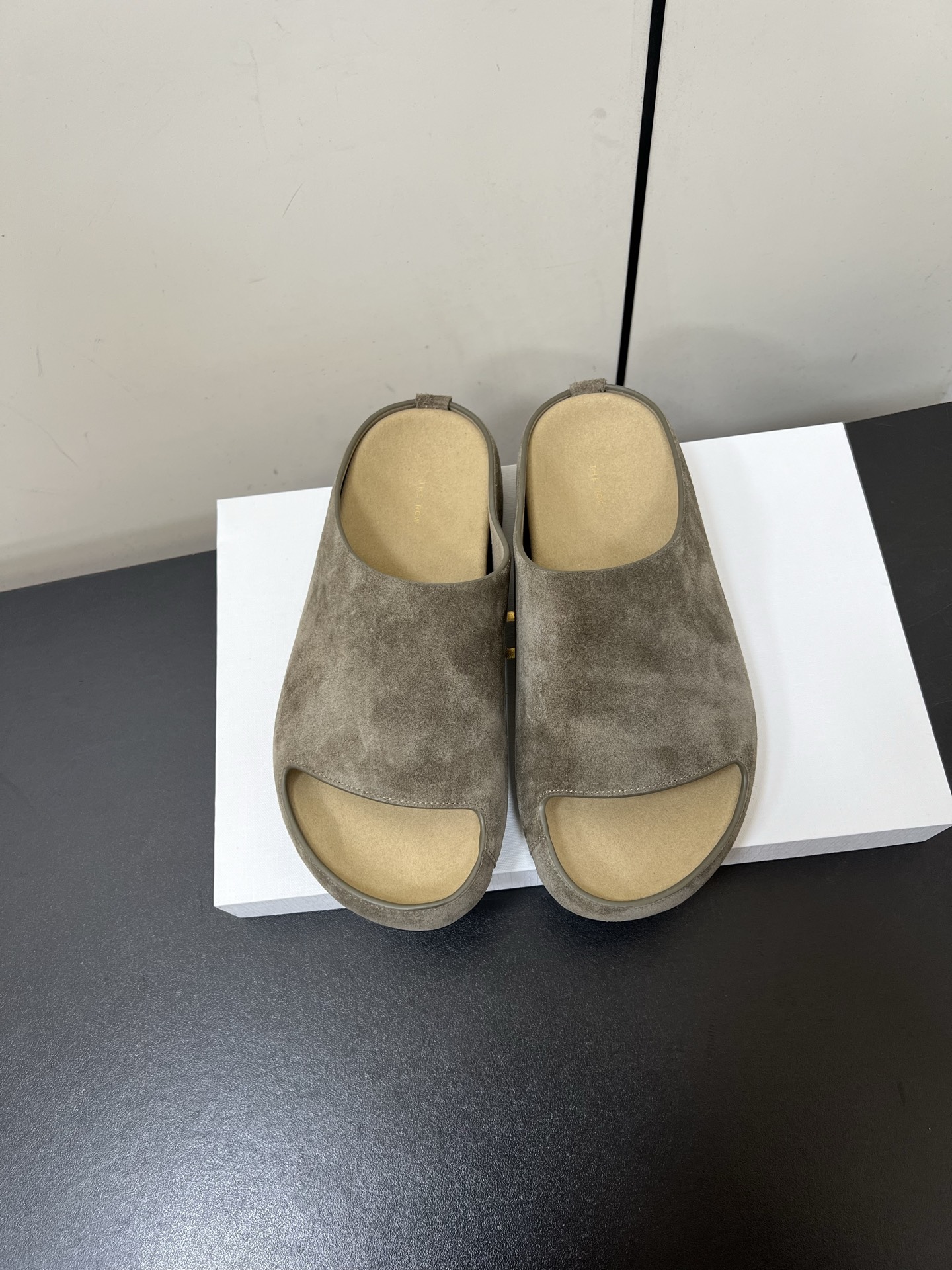 NO:263226,Therow 25ss Spring and Summer New Product Inline Water Platform Thick-soled Candy Color Slippers This needless to say, it is one of the most popular brands in the past two years, and almost everyone in the bloggers have a pair!  The spring season is coming, so I recommend this casual and design-oriented slipper. I feel that this lazy slipper is about to be popular. Whether it is with jeans, linen leg pants or skirts, it can be very eye-catching!  A pair must be purchased!  The upper is made of original imported beef velvet, inner foot pad sheepskin, original open mold custom rubber outsole, size 35-40 (40 custom made without return or exchange), slippers, slippers, slippers, jeans, sheepskin19860909Therow 25ss春夏新品内嵌水台厚底糖果色拖鞋 这不用多说,是近两年最火之一的品牌,几乎博主人手一双！春天的季节就要到了,推荐这款随性又不乏设计感的拖鞋,这款懒人拖鞋我感觉即将要爆火 无论是配牛仔裤,亚麻腿裤还是裙子都可以很亮眼！必须入手一双！ 鞋面采用原版进口牛反绒 内里垫脚羊皮 鞋底原版开模定制橡胶大底 码数35-40（40订做不退换）,拖鞋,slippers,skirts,jeans,sheepskin,Women's Shoes