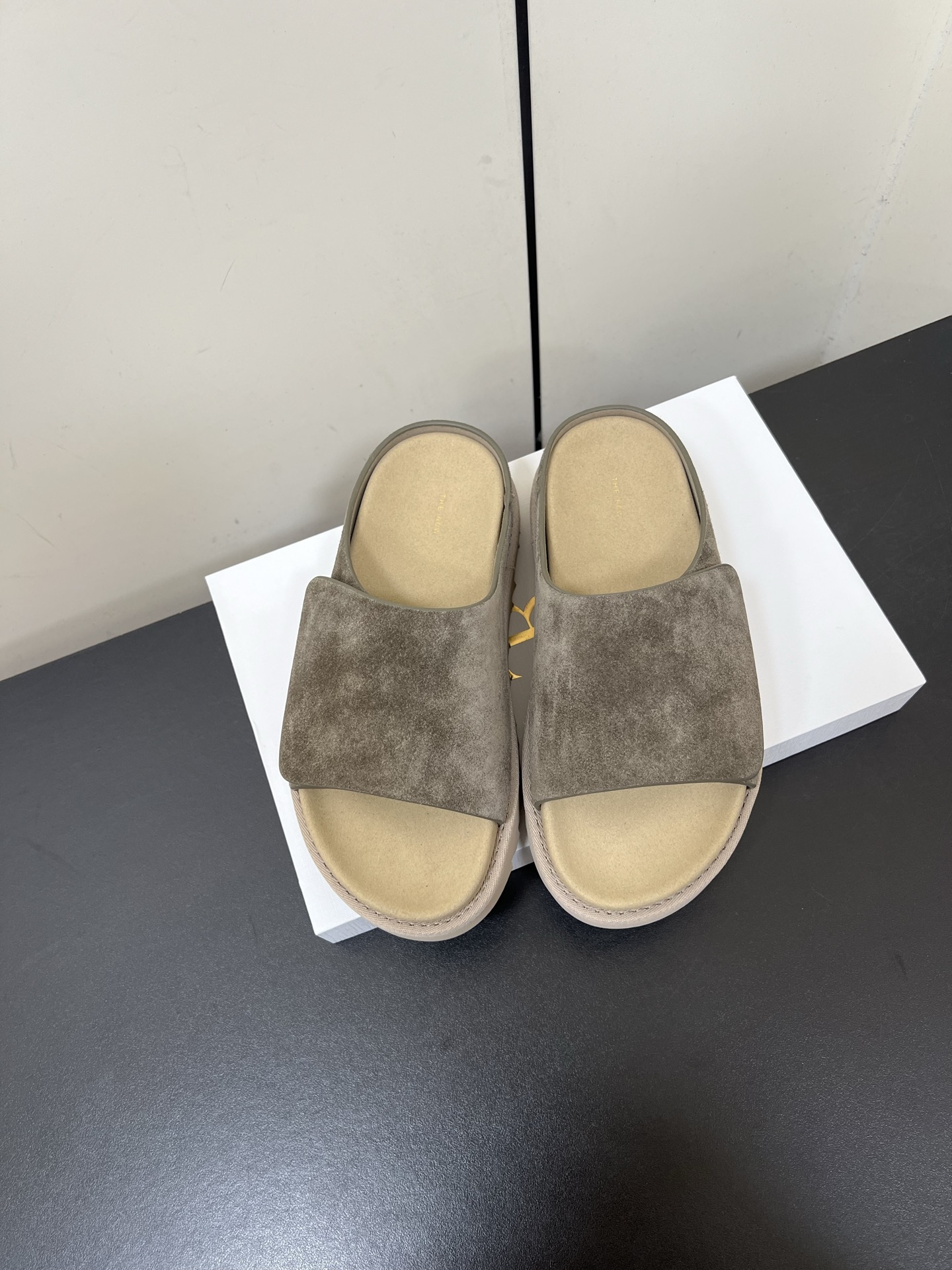 NO:263228,Therow 25ss Spring and Summer New Water Platform Thick-soled Velcro Candy Slippers Needless to say, it is one of the most popular brands in the past two years, and almost everyone in the bloggers have a pair!  The spring season is coming, so I recommend this casual and design-oriented slipper. I feel that this lazy slipper is about to be popular. Whether it is with jeans, linen leg pants or skirts, it can be very eye-catching!  A pair must be purchased!  The upper is made of original imported beef velvet, inner foot pad sheepskin, original open mold custom rubber outsole, size 35-40 (40 custom made without return or exchange), slippers, slippers, slippers, jeans, sheepskin19860909Therow 25ss春夏新品水台厚底魔术贴糖果色拖鞋 这不用多说,是近两年最火之一的品牌,几乎博主人手一双！春天的季节就要到了,推荐这款随性又不乏设计感的拖鞋,这款懒人拖鞋我感觉即将要爆火 无论是配牛仔裤,亚麻腿裤还是裙子都可以很亮眼！必须入手一双！ 鞋面采用原版进口牛反绒 内里垫脚羊皮 鞋底原版开模定制橡胶大底 码数35-40（40订做不退换）,拖鞋,slippers,skirts,jeans,sheepskin,Women's Shoes