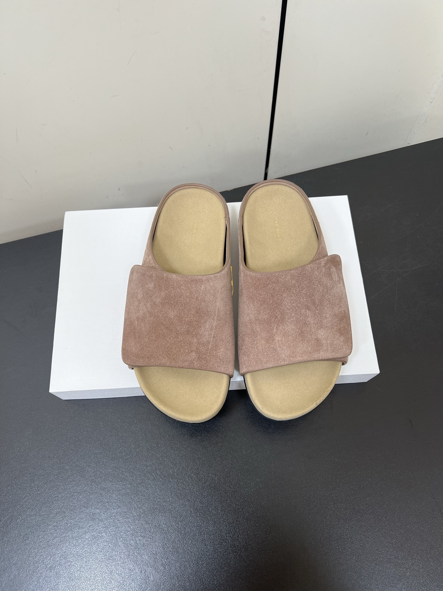 NO:263230,Therow 25ss Spring and Summer New Product Inline Water-Standed Thick-Soled Velcro Candy Color Slippers Needless to say, it is one of the most popular brands in the past two years, and almost everyone in the bloggers have a pair!  The spring season is coming, so I recommend this casual and design-oriented slipper. I feel that this lazy slipper is about to be popular. Whether it is with jeans, linen leg pants or skirts, it can be very eye-catching!  A pair must be purchased!  The upper is made of original imported beef velvet, inner foot pad sheepskin, original open mold custom rubber outsole, size 35-40 (40 custom made without return or exchange), slippers, slippers, slippers, jeans, sheepskin19860909Therow 25ss春夏新品内嵌水台厚底魔术贴糖果色拖鞋 这不用多说,是近两年最火之一的品牌,几乎博主人手一双！春天的季节就要到了,推荐这款随性又不乏设计感的拖鞋,这款懒人拖鞋我感觉即将要爆火 无论是配牛仔裤,亚麻腿裤还是裙子都可以很亮眼！必须入手一双！ 鞋面采用原版进口牛反绒 内里垫脚羊皮 鞋底原版开模定制橡胶大底 码数35-40（40订做不退换）,拖鞋,slippers,skirts,jeans,sheepskin,Women's Shoes