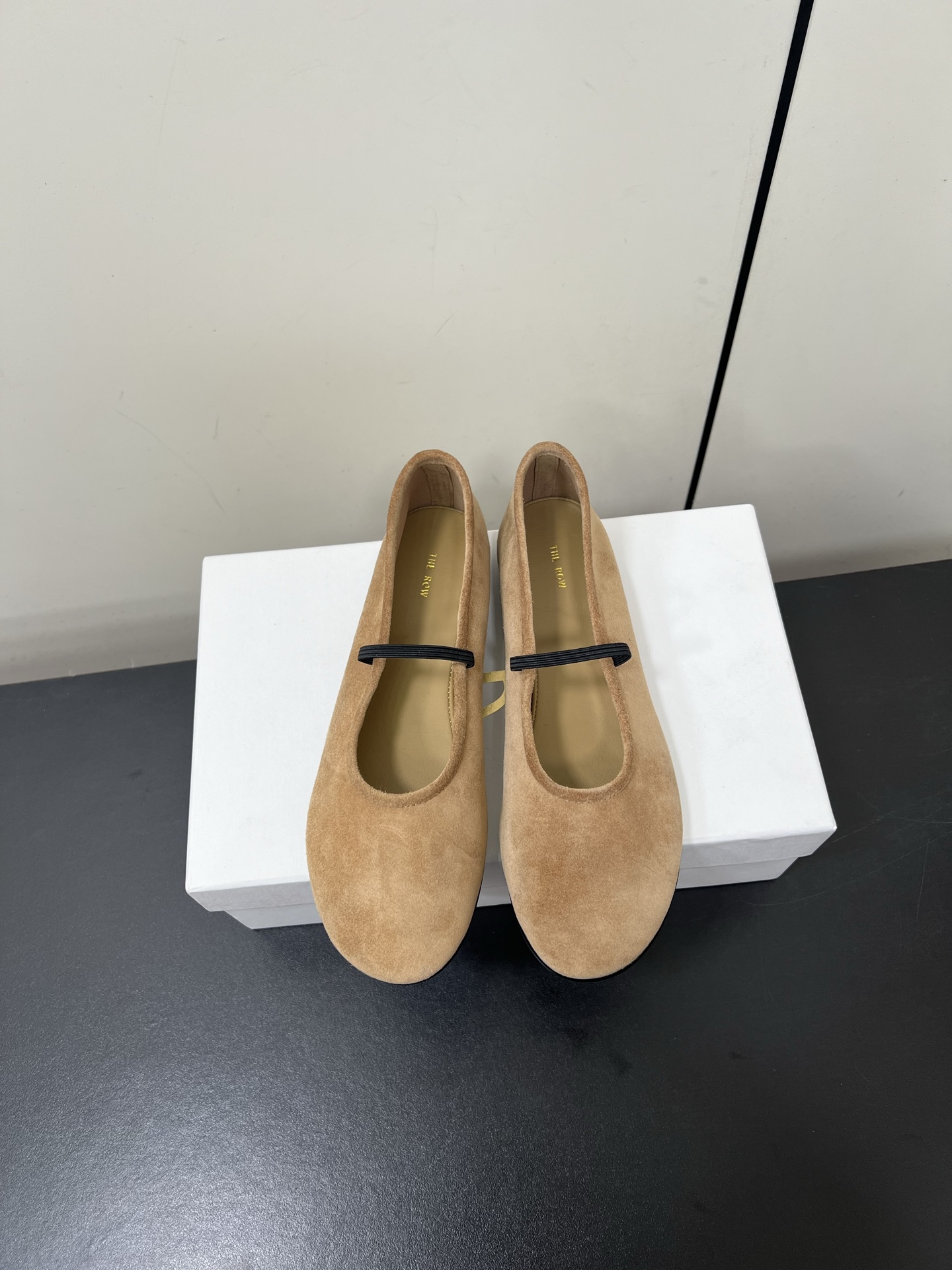 NO:263222,The Row Kendou and Bai Baihe are the same | therow flat ballet shoes This is a pair of hidden ballet shoes in the niche brand Therow Mary Jane shoes. It looks invincible and easy to wear on the feet. Although it is not as popular as Mary Jane and flip flops, I believe it will become more and more popular as time goes by. It is average at first glance, but it is inseparable from the series. The upper and inner part of this flat shoe are made of sheepskin, which is soft and breathable on the feet, and it is very nourishing. The more simple it is the more classic and durable! The ballet shoes on the street are worn. This is the niche brand Therow. The feet are invincible and beautiful on the feet, and it is super easy to wear. Fabric lambskin, lambskin inner part, layered leather wrapped square heel, super versatile Italian leather outsole, shaped craftsmanship 35 36 37 38 39 40 (customized in size 40) Configure original consistent packaging, single shoes, mary  jane flats sheepskin Leather soles19860909The Row 肯豆、白百何同款|therow平底芭蕾鞋 这是小众品牌therow玛丽珍鞋里的一双隐藏版芭蕾鞋,上脚无敌好看,且好穿. 火爆程度虽不及玛丽珍和人字拖,但我相信随着时间推移它会越来越受喜爱,初看一般,再看已离不开系列.这个平底鞋鞋面和内里选用的是绵羊皮,上脚软糯透气,非常养脚,越是简约越是经典耐看! 穿上街的芭蕾鞋 这是小众品牌therow 上脚无敌好看,且超级好穿  面料小羊皮  内里小羊皮里  层皮包裹方形跟 超级百搭  意大利真皮大底 定型工艺  35 36 37 38 39 40 (40码定制) 配置原版一致包装,单鞋,mary jane,flats,sheepskin,Leather soles,Women's Shoes