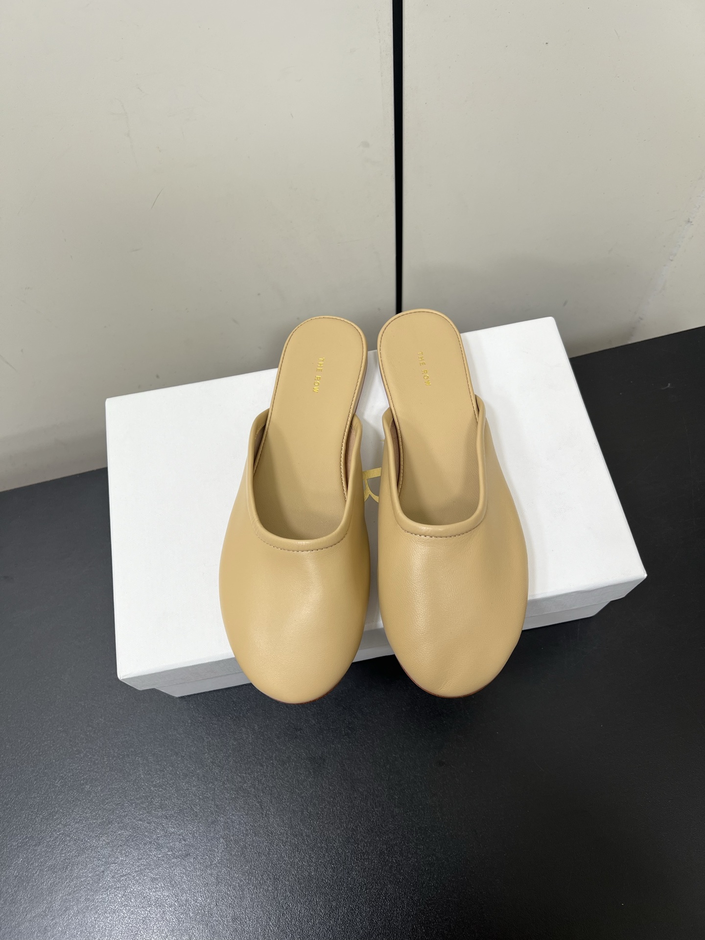 NO:263220,Therow's flat-toed half-slippers are not as popular as Mary Jane and flip flops, but I believe it will become more and more popular as time goes by. When you look at it, you can't live without the series. The upper and inner part of this flat shoe is made of sheepskin, which is soft and breathable, and it is very nourishing. The simpler and more classic and durable! The ballet shoes on the street are this niche brand Therow. It looks invincible and beautiful on the feet and is super easy to wear. Fabric lambskin/sheep tiles. The leather wrapped square heel is super versatile. Italian leather outsole. The styling process 35 36 37 38 39 40 (customized for 40 sizes) Configure the original consistent packaging, semi-torque, mary jane, flats, slippers, sheepskin, sheep, Leather soles19860909Therow平底包头半拖鞋 火爆程度虽不及玛丽珍和人字拖,但我相信随着时间推移它会越来越受喜爱,初看一般,再看已离不开系列.这个平底鞋鞋面和内里选用的是绵羊皮,上脚软糯透气,非常养脚,越是简约越是经典耐看! 穿上街的芭蕾鞋 这是小众品牌therow 上脚无敌好看,且超级好穿  面料小羊皮/羊猄  层皮包裹方形跟 超级百搭  意大利真皮大底 定型工艺  35 36 37 38 39 40 (40码定制) 配置原版一致包装,半拖,mary jane,flats,slippers,sheepskin,sheep,Leather soles,Women's Shoes