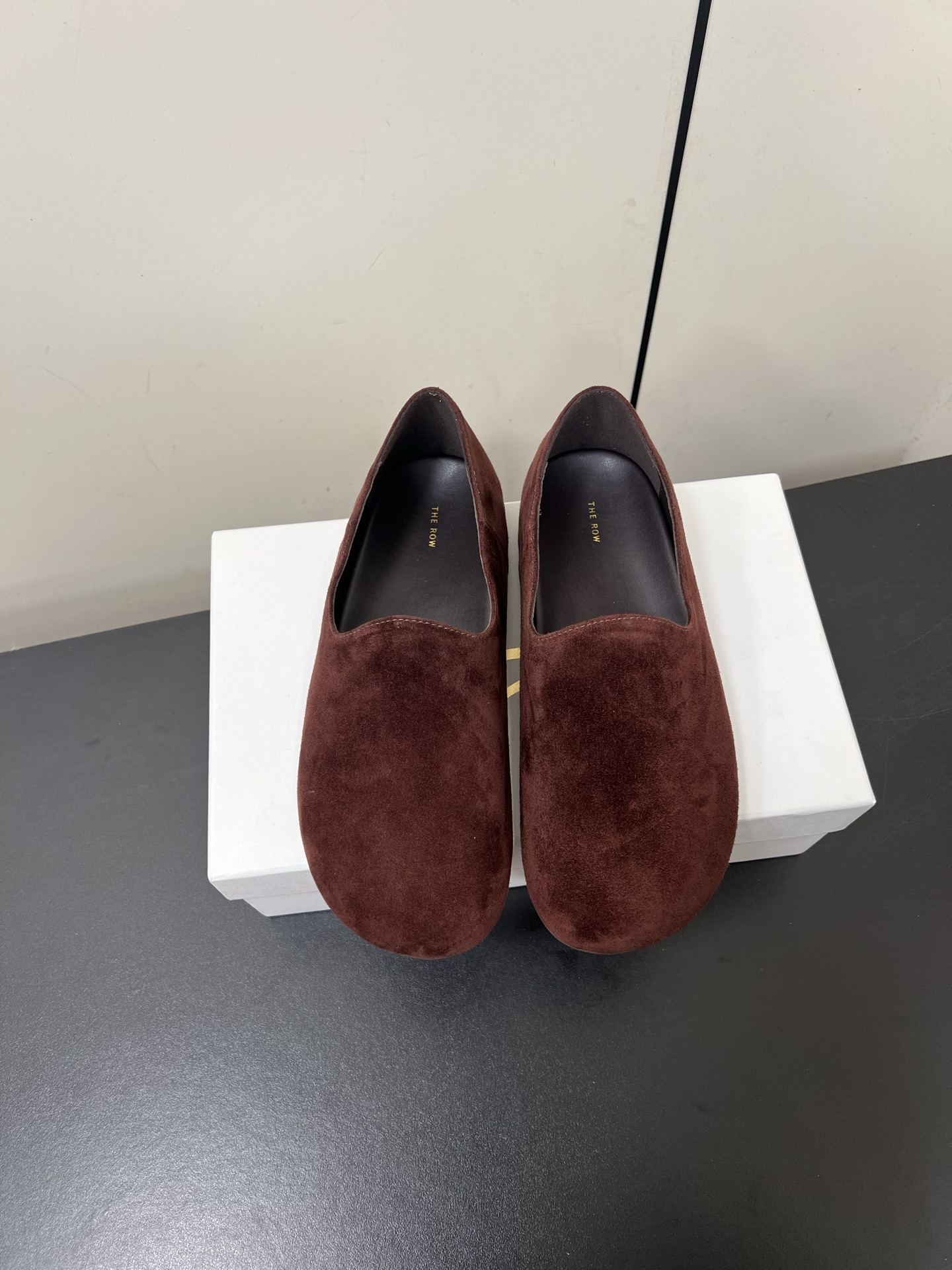 NO:262511,Therow 25ss Spring and Summer New Loafers The correct way to open the high-end feel!  Simple and fashionable, fine workmanship, really must buy it. It is really amazing. The simpler the model, the more it tests the best style!  The upper is made of imported cowhide, inner foot padded sheepskin, original open molded rubber sole, Size#35-40 (40 custom made, no return or exchange), loafers, loafers, cowhide, sheepskin19860909Therow 25ss 春夏新款 乐福鞋 高级感的正确打开方式！简洁又时髦 做工精细 真的一定要入手 真的很绝 越是看似简单的款越考验做版型之最！ 鞋面采用进口牛皮 内里垫脚羊皮 鞋底原版开模橡胶大底 Size#35-40（40订做不退换）,乐福鞋,loafers,cowhide,sheepskin,Women's Shoes