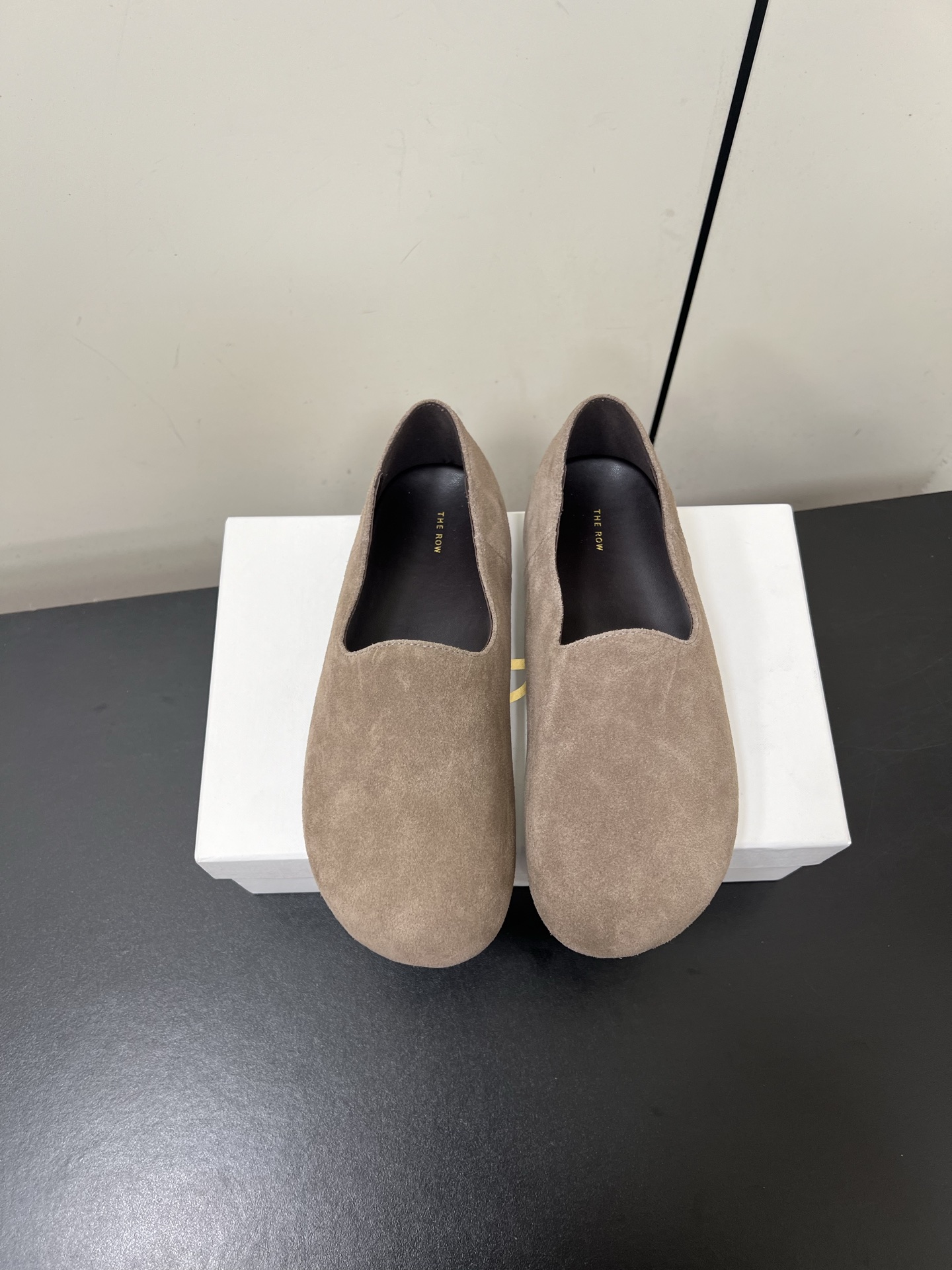 NO:263217,Therow 25ss Spring and Summer New Loafers The correct way to open the high-end feel!  Simple and fashionable, fine workmanship, really must buy it. It is really amazing. The simpler the model, the more it tests the best style!  The upper is made of imported cowhide, inner foot padded sheepskin, original open molded rubber sole, Size#35-40 (40 custom made, no return or exchange), loafers, loafers, cowhide, sheepskin19860909Therow 25ss 春夏新款 乐福鞋 高级感的正确打开方式！简洁又时髦 做工精细 真的一定要入手 真的很绝 越是看似简单的款越考验做版型之最！ 鞋面采用进口牛皮 内里垫脚羊皮 鞋底原版开模橡胶大底 Size#35-40（40订做不退换）,乐福鞋,loafers,cowhide,sheepskin,Women's Shoes