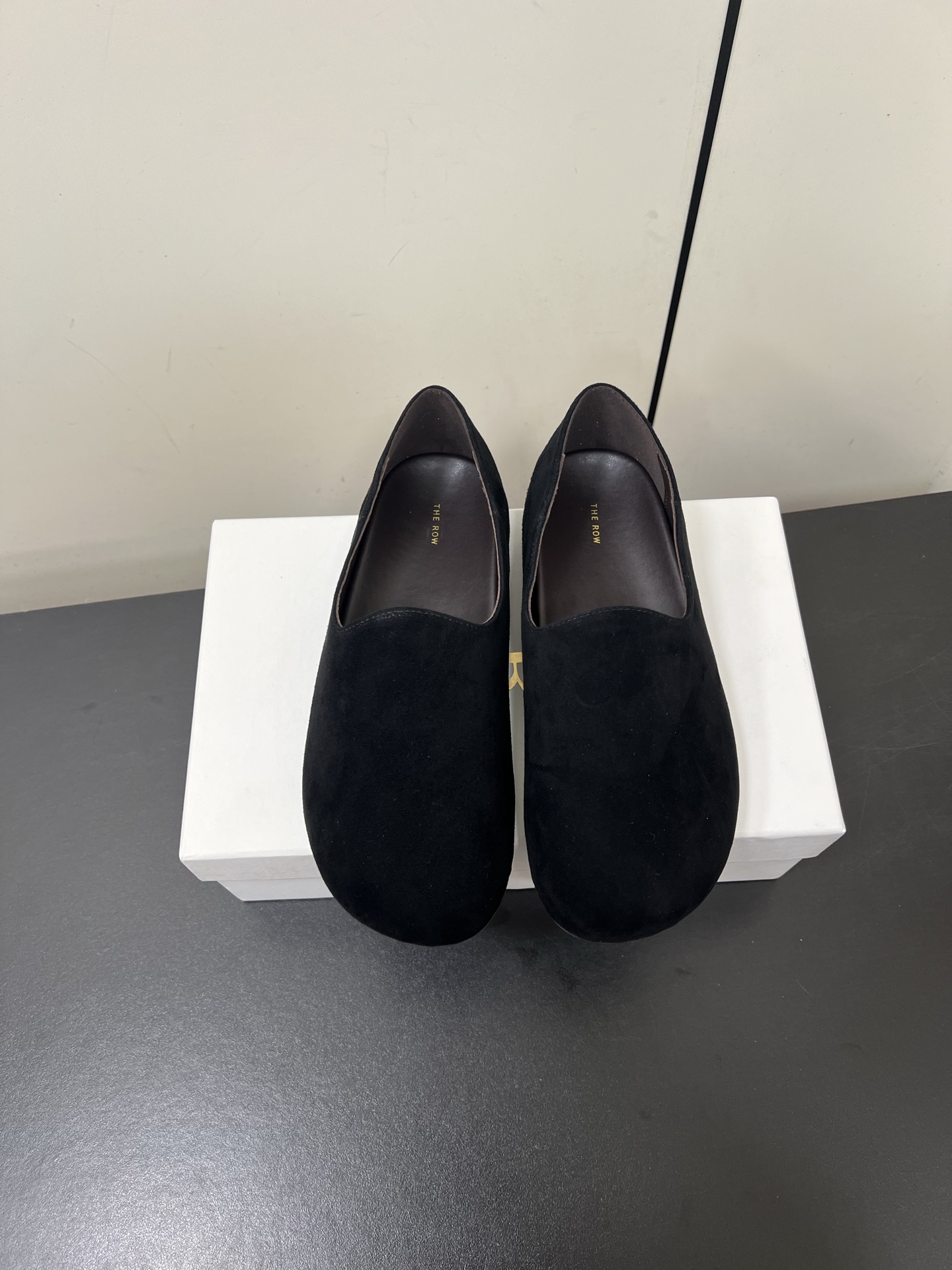 NO:263219,Therow 25ss Spring and Summer New Loafers The correct way to open the high-end feel!  Simple and fashionable, fine workmanship, really must buy it. It is really amazing. The simpler the model, the more it tests the best style!  The upper is made of imported sheep tiles, inner foot padded sheepskin, original open molded rubber sole, Size#35-40 (40 customized, non-return and exchange), loafers, loafers, sheepskin, sheep19860909Therow 25ss 春夏新款 乐福鞋 高级感的正确打开方式！简洁又时髦 做工精细 真的一定要入手 真的很绝 越是看似简单的款越考验做版型之最！ 鞋面采用进口羊猄 内里垫脚羊皮 鞋底原版开模橡胶大底 Size#35-40（40订做不退换）,乐福鞋,loafers,sheepskin,sheep,Women's Shoes