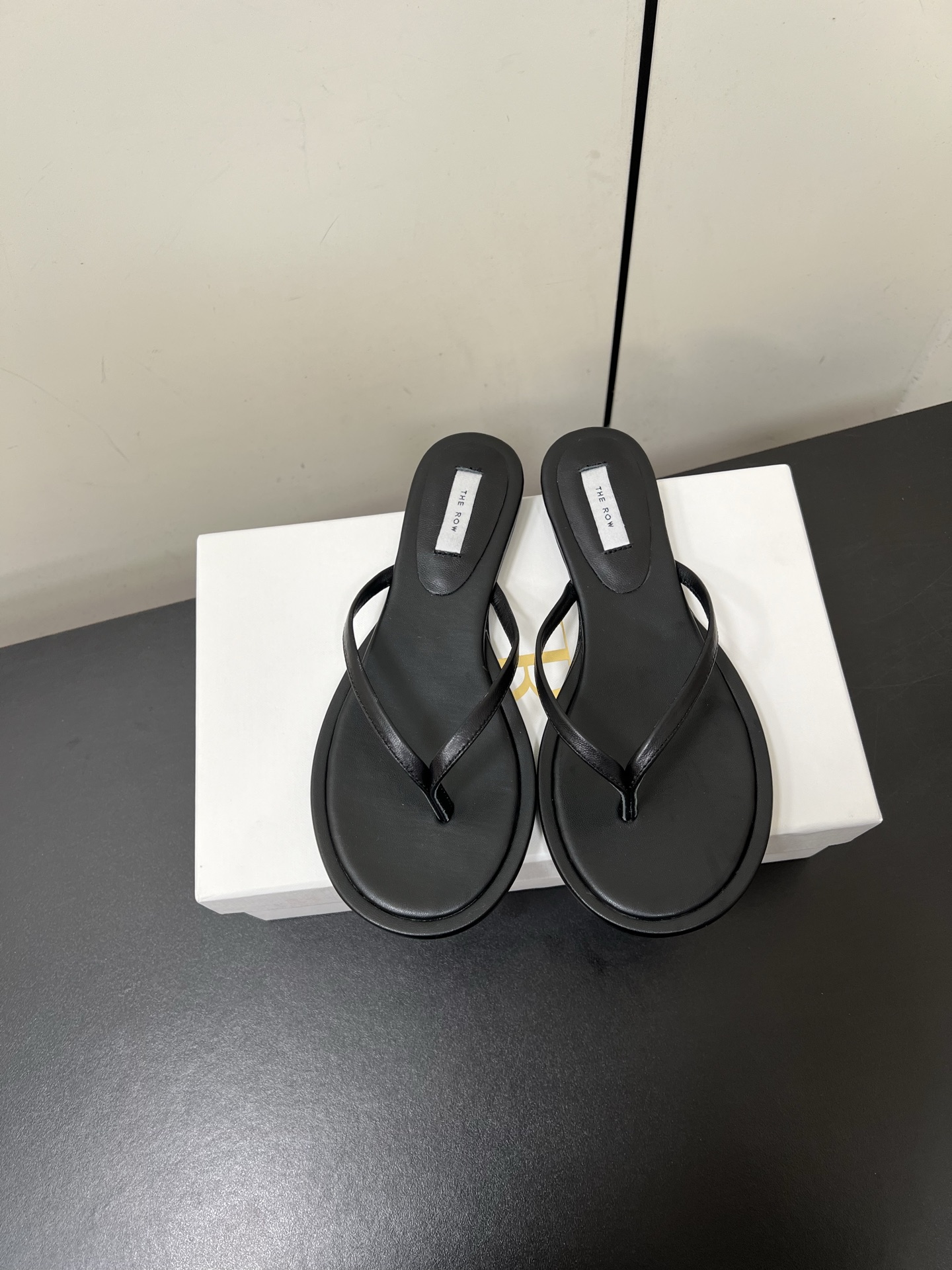 NO:263214,TheRow 25ss Spring and Summer New Style Retro French Flying Slippers This pair of dream shoes of the year is a must-go-in high-end feeling from the inside out. Whether it is daily at home or on the street, this clip-toe flip-flop will bring you an extraordinary dressing and fashion experience. The fabric is made of original imported cowhide, inner foot pad sheepskin, sole original Italian imported leather sole Size35-39 (40 custom made without return or exchange), split-toe shoes, slippers, cowhide, sheepskin, Leather soles19860909TheRow 25ss春夏新款 复古 法式 夹脚 拖鞋 这双简直就是年度梦中情鞋 年度必入高级感从里到外散发了 无论是日常居家还是闲逛街头,这款夹趾人字拖将为您带来非凡的穿着享受与时尚体验 面料采用原版进口牛皮 内里垫脚羊皮 鞋底原版意大利进口真皮大底 Size35-39（40定做不退换）,分趾鞋,slippers,cowhide,sheepskin,Leather soles,Women's Shoes