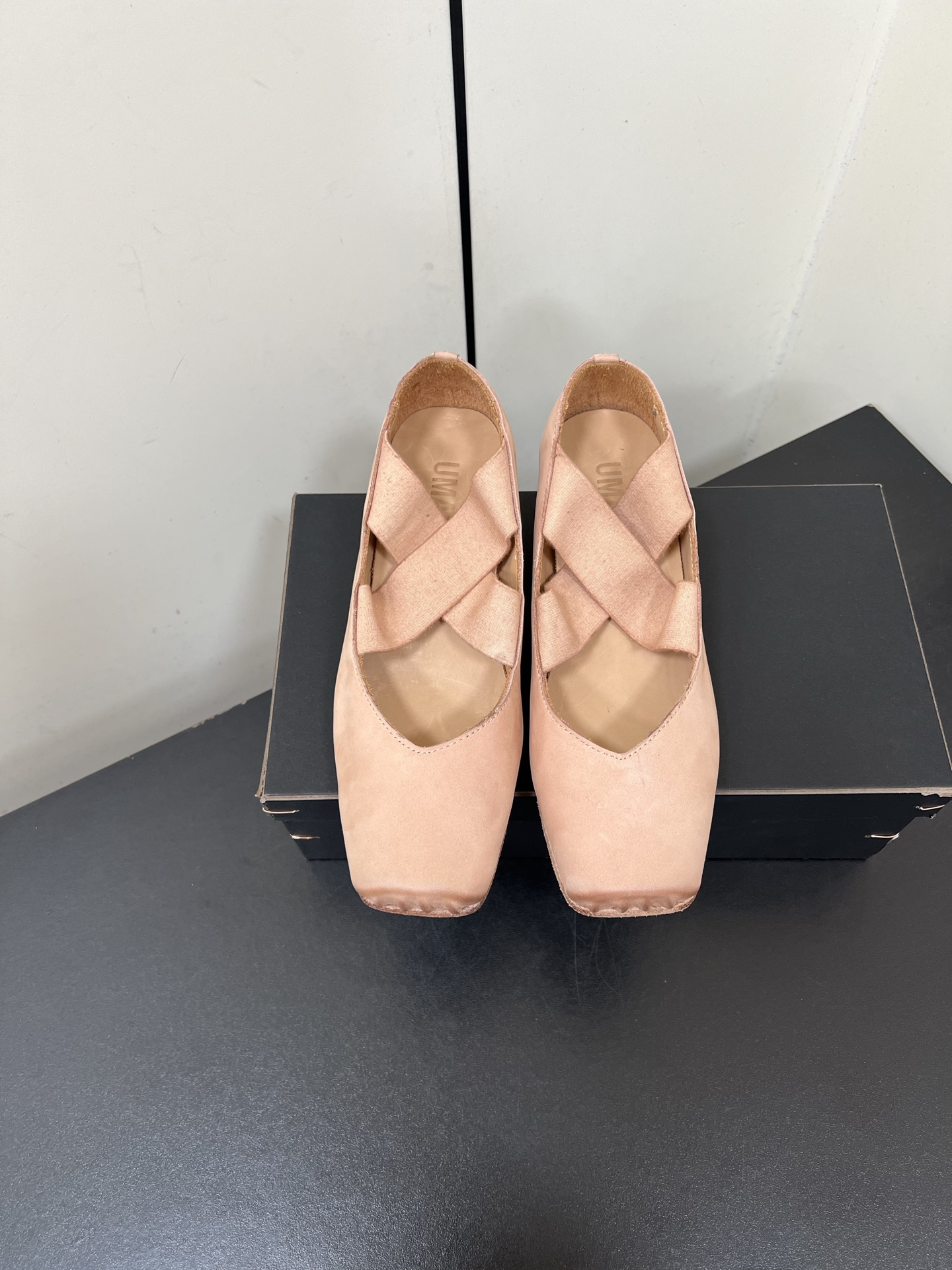 NO:263205,High-heeled UMA WANG classic retro old ballet shoes, all the counters are out of stock, and the difficulty is rare compared to Guidi. Super soft and super comfortable on the feet, and it is also particularly age-reducing. It has a strong sense of ballet art and is full of fairy spirit. Uma Wang Dark ballet shoes, handmade shoes need taste. The upper is made of vegetable-tanned leather embryo hand-painted, and the old leather sole is washed with drum water (tough edge treatment). The toe of the toe is 8-shaped pleats, and the sole of the sole Mark line is hand-sewn. Uma Wang's ballet shoes are 100% comfortable according to the changes in the foot shape of a person!  So don't worry about grinding your feet or anything!  Ballet shoes for a lifetime!  The longer it looks better!  Heel height 4.5cm Size 35-40, heel height 4.5cm40 customization without return or exchange, first hit the rice customization cycle one week. Ballet shoes19860909高跟UMA WANG经典款复古做旧芭蕾舞鞋,专柜一上全部断货,难买程度堪比guidi稀有,超级软上脚超级舒服,还特别减龄,浓浓的芭蕾舞艺术气息,仙气十足 强推Uma Wang 暗黑系芭蕾舞鞋,手工鞋要的就是味道 鞋面采用植鞣皮胚手工擦色,滚筒水洗做旧真皮鞋底（底边毛边处理).鞋头八字形褶皱,工艺问题鞋底马克线手工一体缝制. Uma wang的芭蕾鞋是根据人的脚型变化而变化 达到百分百舒适！所以完全不担心磨脚或者什么的！一辈子的芭蕾鞋！越久越好看！跟高4.5cm 尺码35-40,跟高4.5cm40定制不退不换,先打米 定制周期一周.,芭蕾舞鞋,Women's Shoes