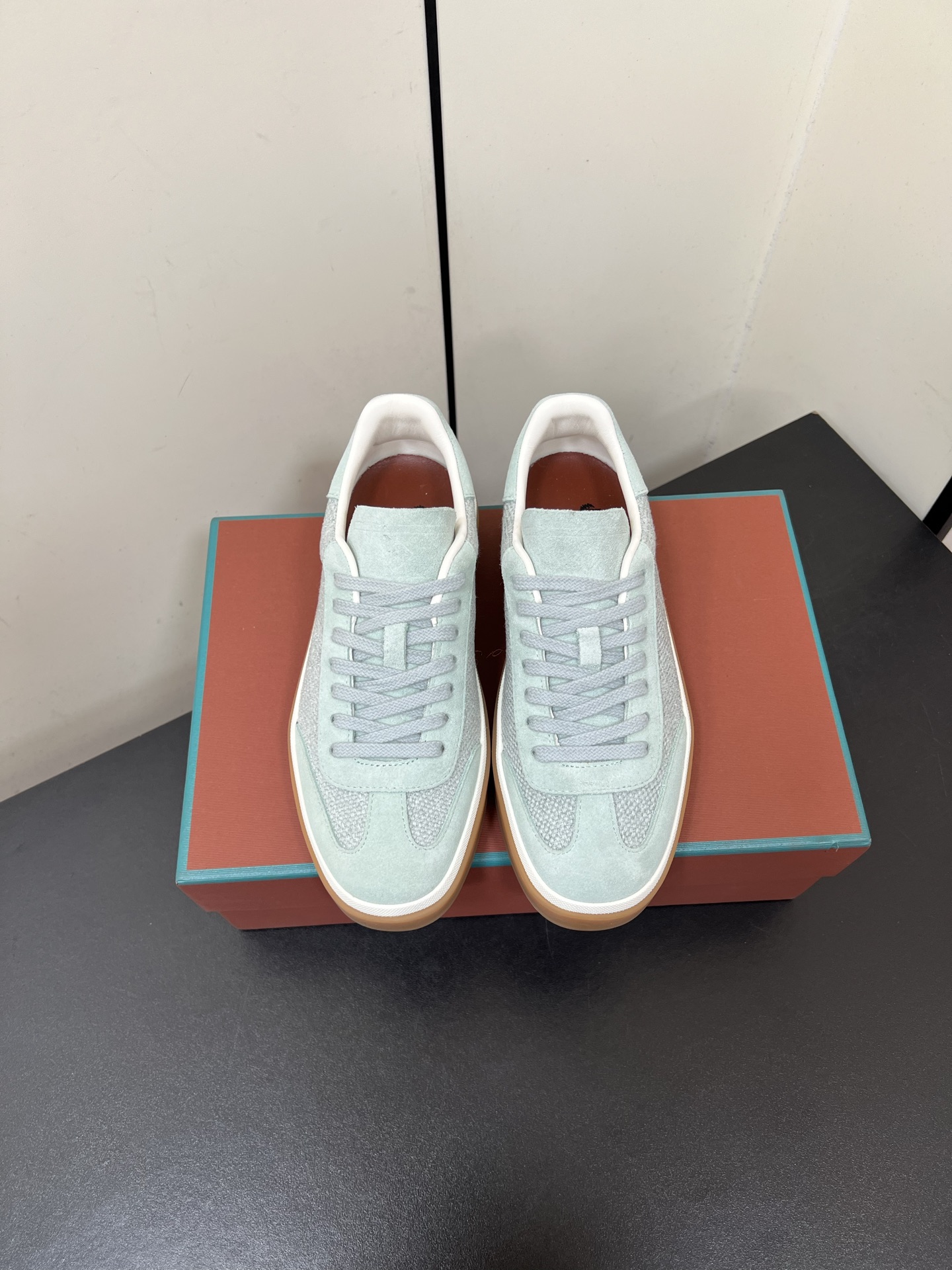 NO:263202,Men's 40LP summer new color old money style low luxury lotus fiber fabric German training shoes are made of fabrics made of thin filaments in the lotus stems of Rhine Lake, Myanmar. The diameter of the fiber is nearly 3-5 microns, which is one-quarter of the small cashmere. The lotus fiber fabric is usually used for summer shoes and clothing. Refreshing and pleasant, loro piano classic German training shoes, each brand integrates its own brand elements to form its own brand of German training shoes!  LP This shape has a more casual feel like a shoe, quite beautiful. Calf leather material, good texture. Couple size 35-45 (female 40, male 45 customized, no return or exchange), casual shoes/sports shoes, loro piana, loro piana, sneakers, cowhide19860909男款40LP 夏季新色老钱风低奢莲花纤维面料德训鞋 采用缅甸莱茵湖的莲花茎内细丝纺织成面料,纤维的直径近有3-5微米,是小山羊绒的四分之一,莲花纤维面料通常用来做夏季的鞋服.清爽宜人, loro piana经典德军训练鞋,每个品牌融入自己品牌元素,就形成了自己的品牌的德训鞋！ LP 这个形体更有板鞋的休闲感,蛮好看 小牛皮材质,质感跟好 情侣码数35-45（女40男45定制不退换）,休闲鞋/运动鞋,loro piana,loro piana,sneakers,cowhide,Women's Shoes