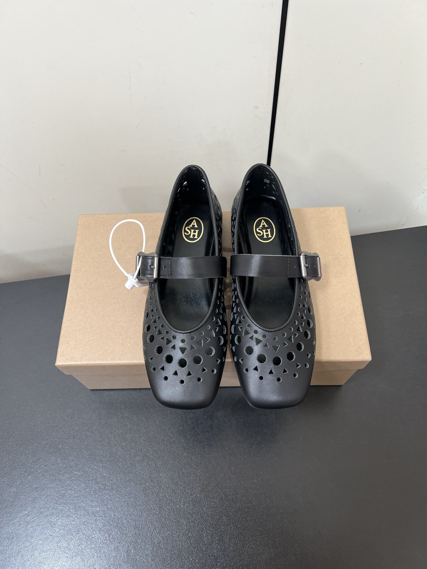 NO:263198,Ash2025 spring and summer new hollow flat-soled Mary Jane shoes!  Amway time is up!  Flat ballet shoes are completely conquered! Sweet and cool ballet style flat shoes are really popular in the fashion circle. When you wear them, you can feel the romance and charming atmosphere no matter where you go, and easily become the focus of quality and appearance coexist, and you can wear them with worry-free clothes!  Whether you are jeans, suit pants or pleated skirts, you can match them perfectly, allowing your outfit to instantly elevate to the level of fashion, elegance and excellence. The shoes are made of original imported high-end hollow fabrics and metal buckles, the inner foot pads are imported sheepskin, and the sole is designed with anti-slip rubber private molds!  Count; 35-40 (40 customization, no return or exchange), Mary Jane, mary jane, flats, skirts, jeans, business suit, sheepskin19860909Ash2025春夏新款镂空平底玛丽珍鞋！安利时间到！平底芭蕾舞鞋完全征服了! 甜酷芭蕾风平底鞋,真是火遍时尚圈.穿上它,无论走到哪里,都能感受到浪漫与迷人的气息,轻松成为焦点品质与颜值共存,穿搭无忧！ 无论你是牛仔裤,西装裤还是百褶裙,都能完美搭配,让你的穿搭瞬间提升到时尚、优雅和卓越的层次.鞋子采用原版进口的高级镂空面料和金属扣,内里垫脚是进口羊皮,大底则使用防滑的橡胶私模设计！ 码数；35-40（40定制不退换）,玛丽珍,mary jane,flats,skirts,jeans,business suit,sheepskin,Women's Shoes