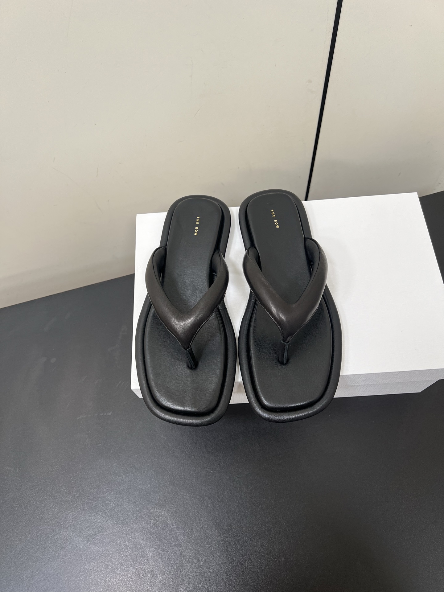 NO:263195,The row 25ss Flat slippers, foot-clip flops, you will be amazed by one of your slippers when you put your feet on. TR slippers will never regret even if you close your eyes. Everything is just right!  Custom imported lambskin with upper imported lambskin with inner lining rubber sole size 35-40 (40 custom made without return or exchange), split-toe shoes, slippers, sheepskin19860909The row 25ss 平底拖鞋 夹脚人字拖 上脚马上会惊艳到你的一款拖鞋 TR拖鞋闭眼入都不会后悔 一切那么恰到好处！ 鞋面定制进口小羊皮 内里进口羊皮  鞋底橡胶大底 码数35-40（40定做不退换）,分趾鞋,slippers,sheepskin,Women's Shoes