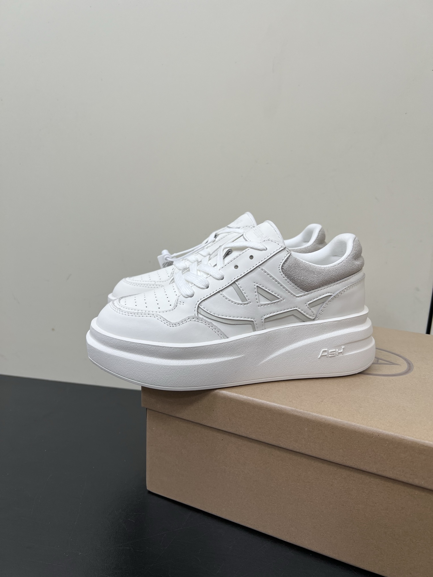 Stylish Girls’ Recreational Shoes with Thick White Soles and Original Leather – Size 35-40 - 图片 2