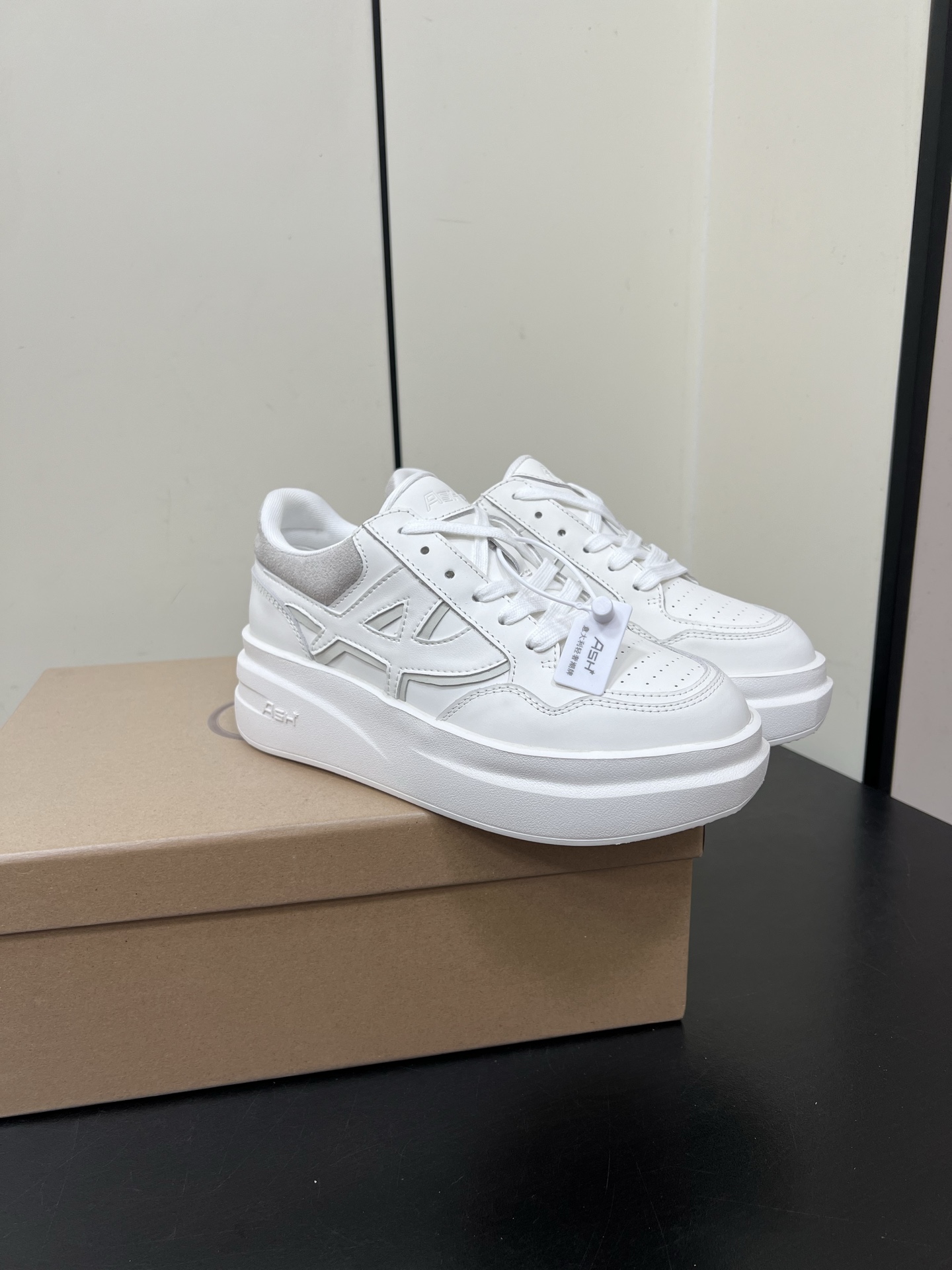 Stylish Girls’ Recreational Shoes with Thick White Soles and Original Leather – Size 35-40