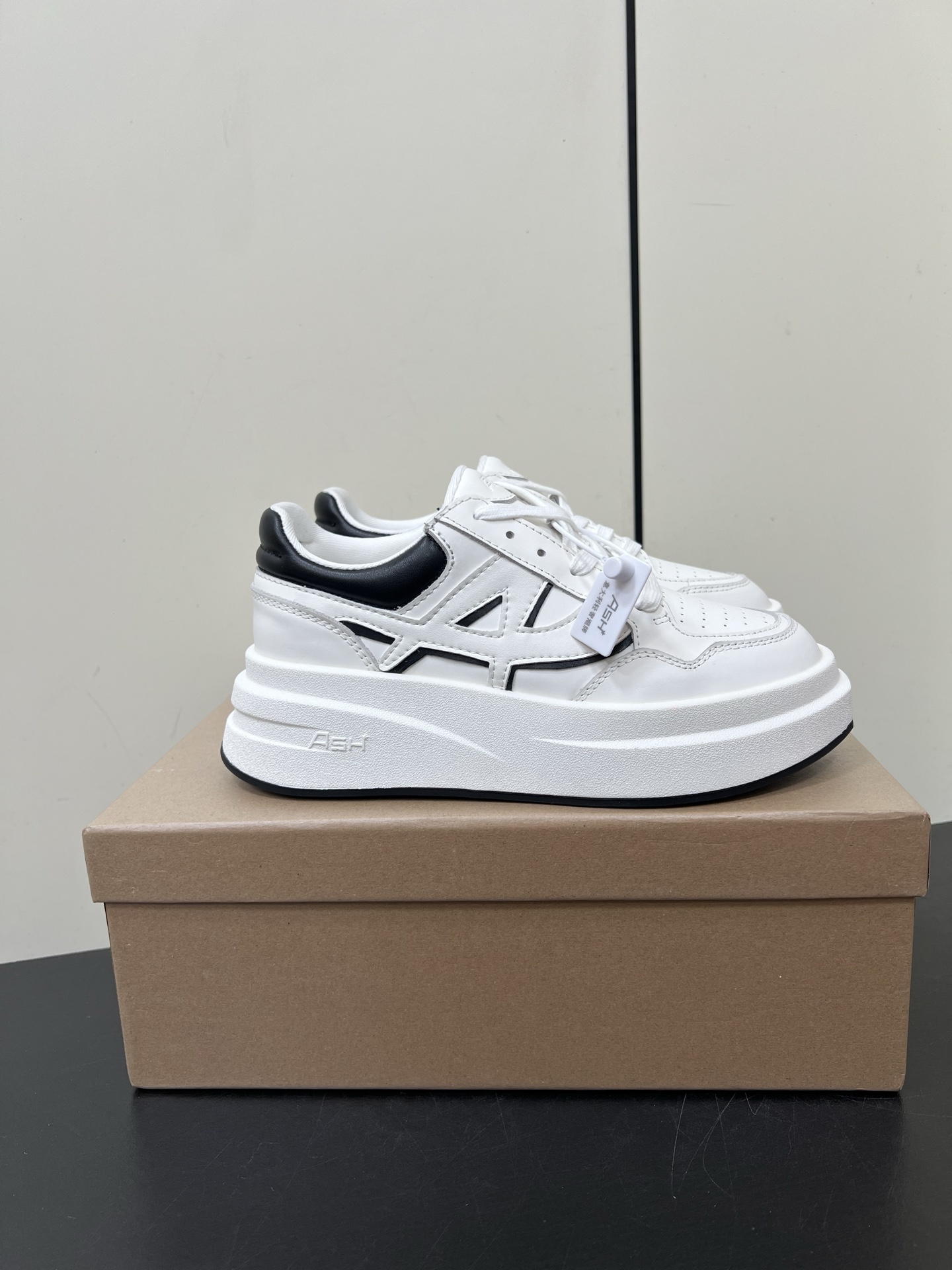 Thick Sole Recreational Shoes for Girls: Comfortable, Stylish, and Durable - 图片 3