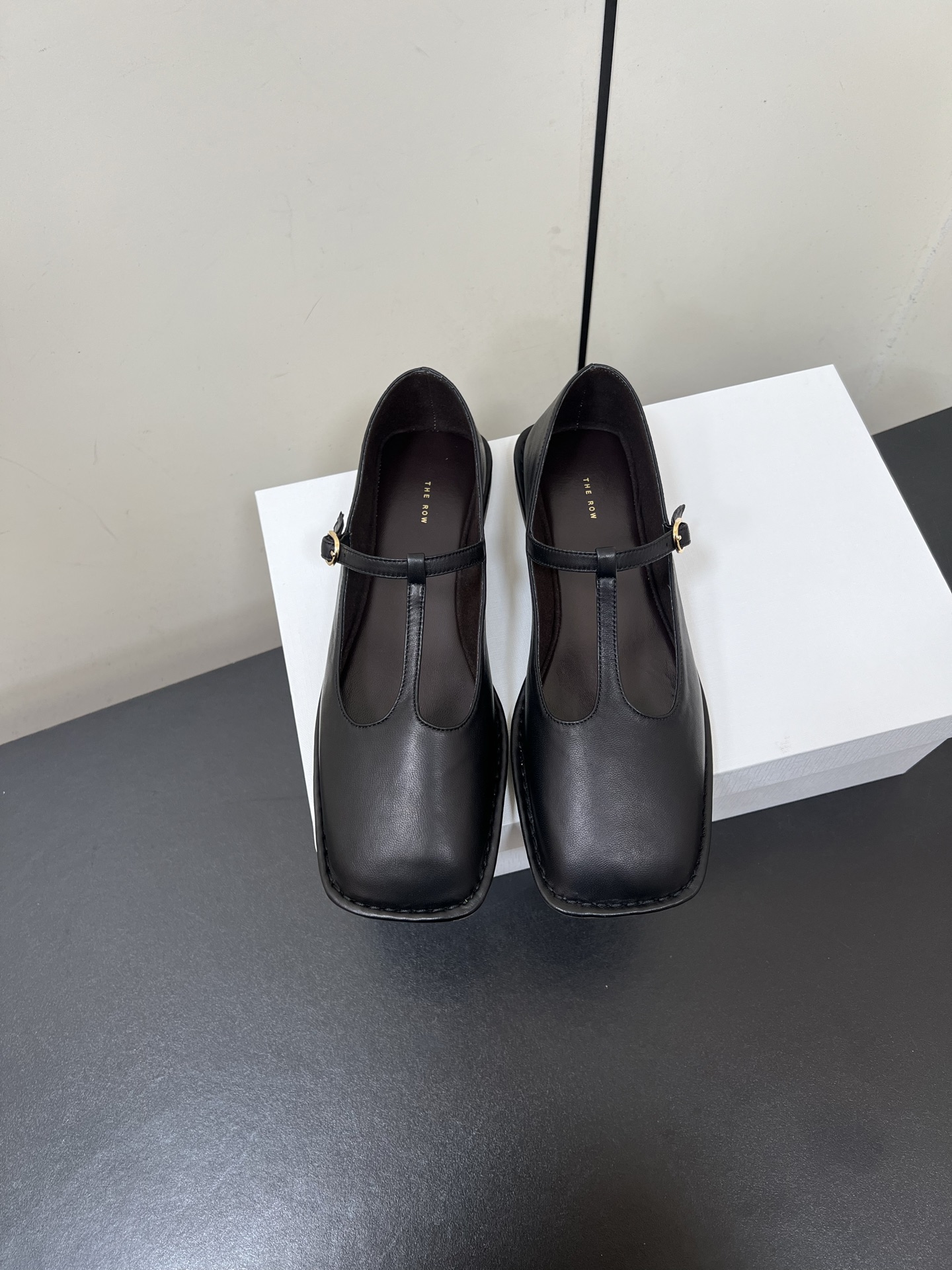 NO:263209,The Row 25 new square-toe T-shaped flat-soled Mary Zhen. Two pairs of golden beauty need to be shared immediately. Super soft and glutinous leather, not tired. The soft sole is super comfortable. The flat-toe is super personalized. Therow-style, full of old money style. Upper sheepskin/sheep pendant. Inner sheepskin. Foot-pad sheepskin. Original rubber sole. Size: #35-40 (40 custom made without return or exchange), ballet shoes. Mary Zhen, mary jane, sheepskin, sheep19860909The Row 25新款方头T字带平底玛丽珍 两双金灿灿的美丽需要立马分享 超级软糯的皮子,暴走不累 软底的超级舒服 大方头超级个性 Therow风十足 老钱风满满 鞋面羊皮/羊猄 内里羊皮 垫脚羊皮 鞋底原版橡胶大底 Size:#35-40（40定做不退换),芭蕾舞鞋玛丽珍,mary jane,sheepskin,sheep,Women's Shoes